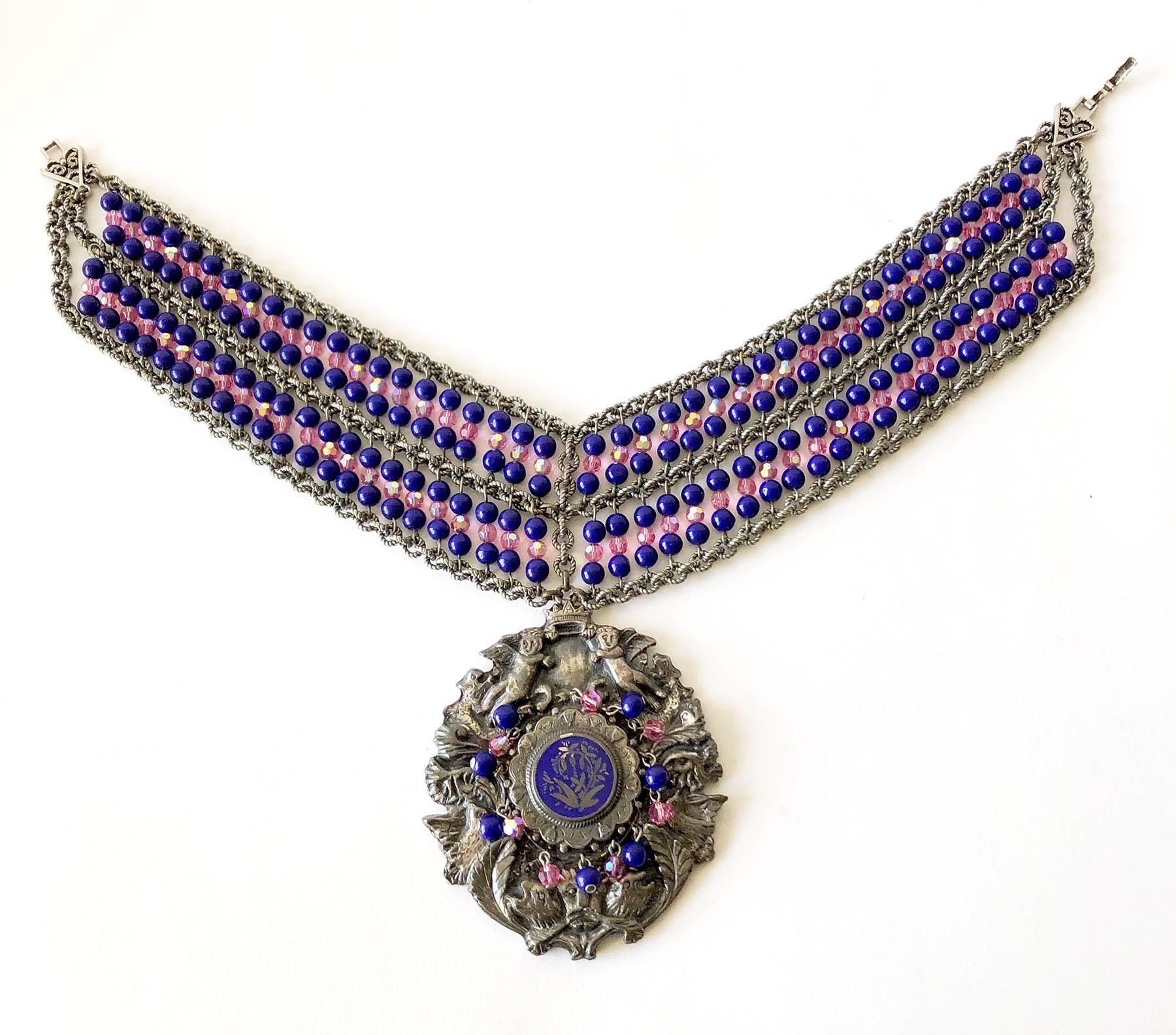Collier unique, fait à la main, de style bannière vintage des années 1980, avec un grand médaillon en perles de verre embelli, conçu et créé par Mark Merrill de Détroit, Michigan.  La partie collier mesure 14