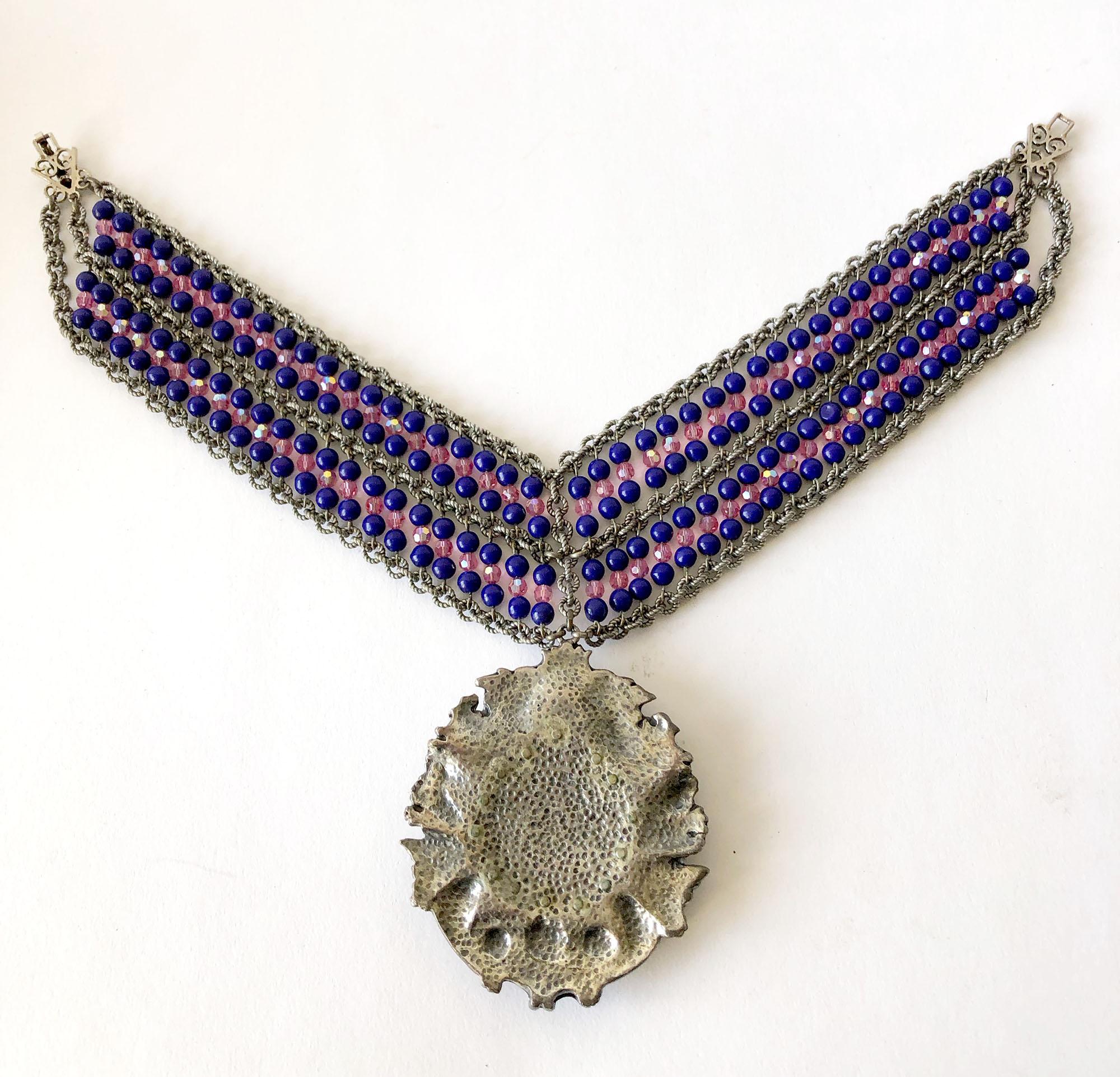 Artiste Mark Merrill, collier médaillon vintage en perles de verre avec médaillon, années 1980 en vente