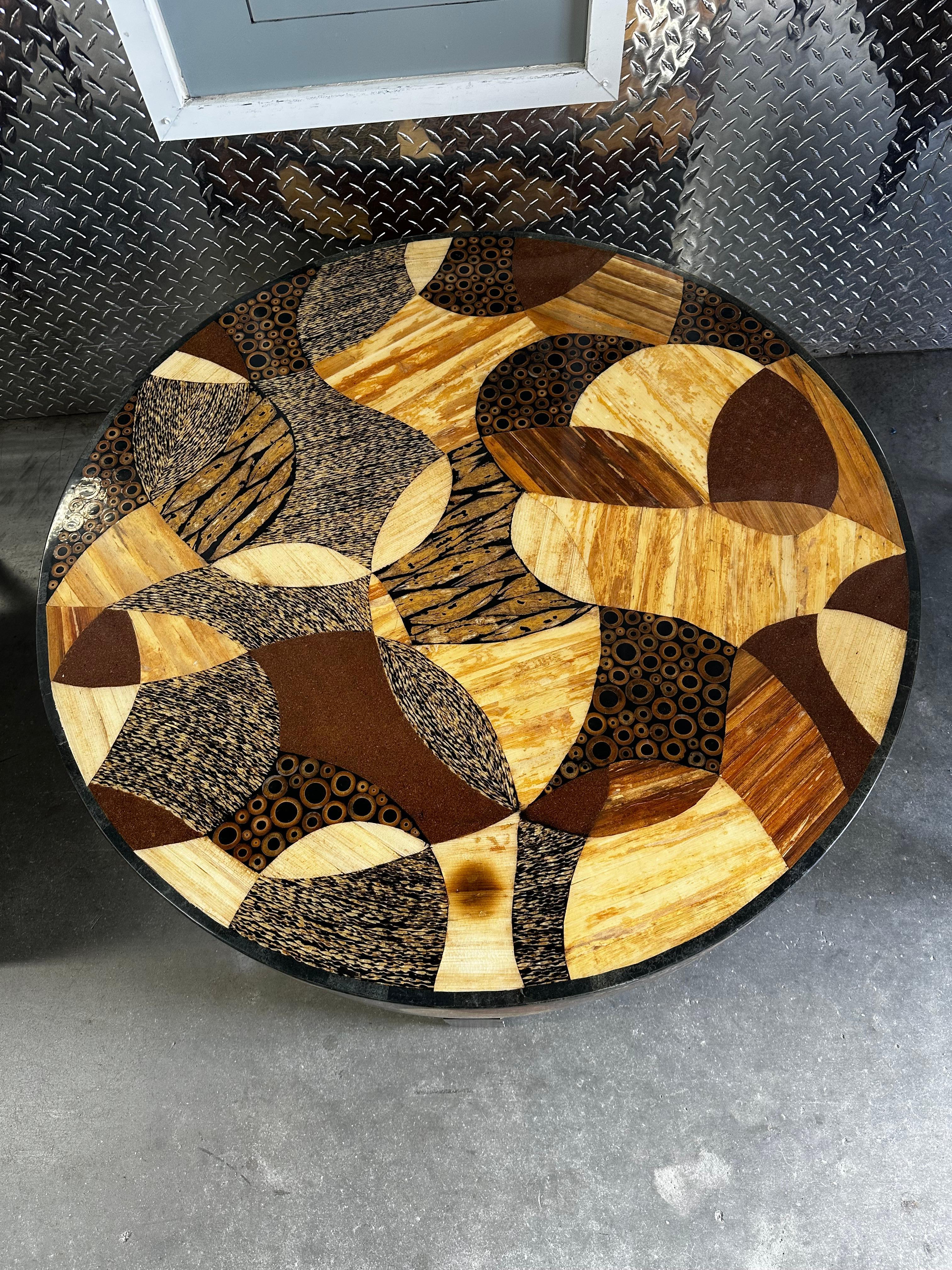 Años 80 Marquis Collection of Beverly Hills Mesa redonda de centro de madera Estadounidense en venta