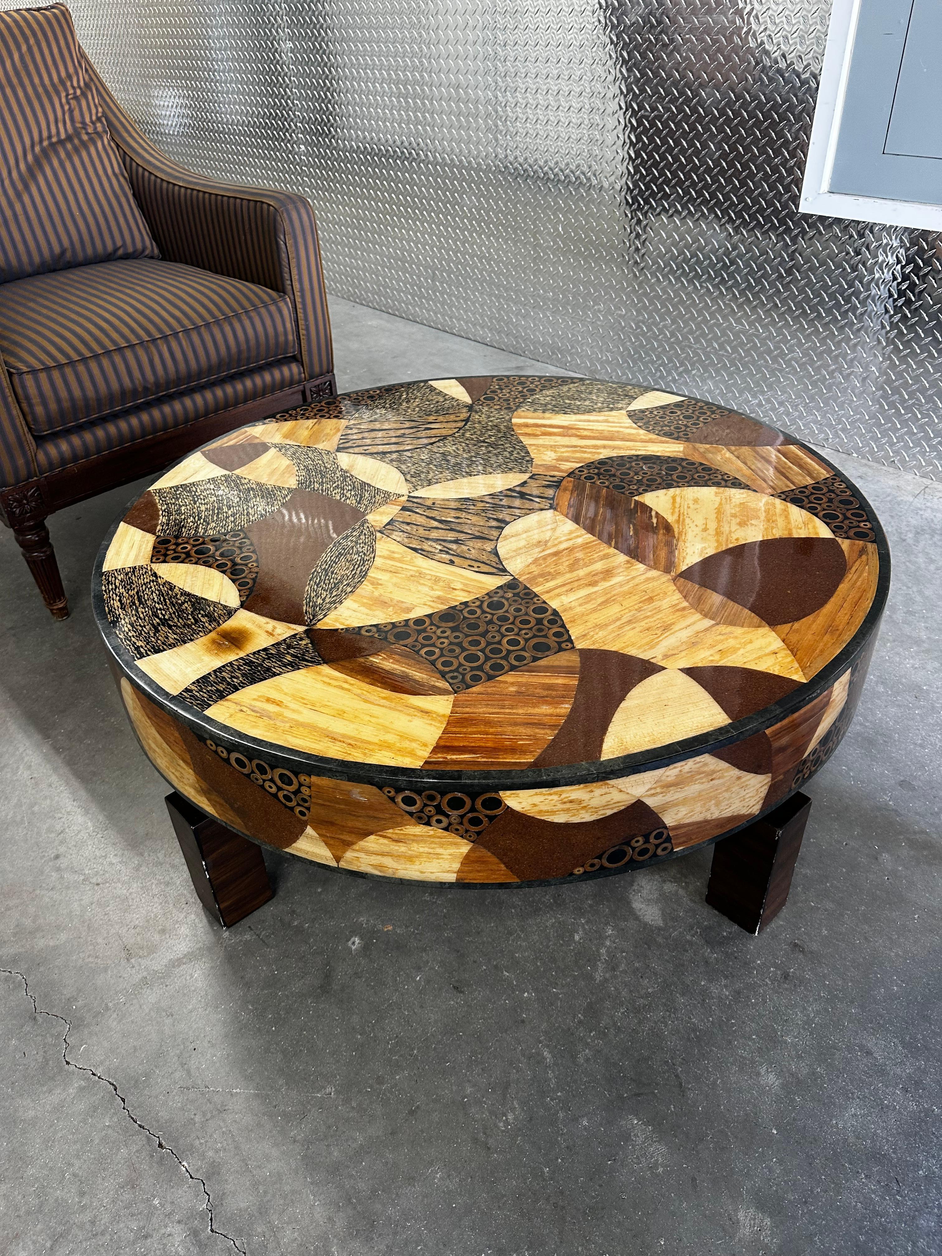 Años 80 Marquis Collection of Beverly Hills Mesa redonda de centro de madera finales del siglo XX en venta