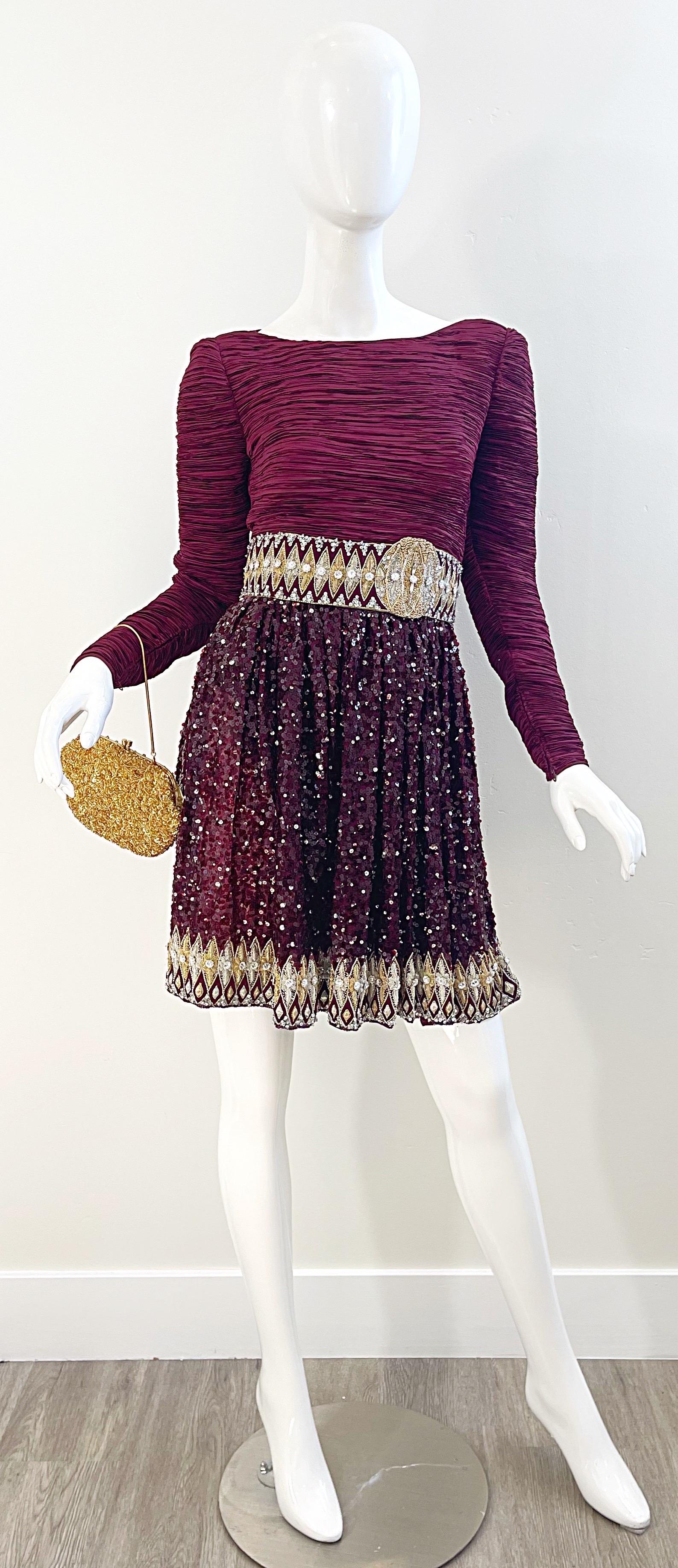 Mary McFadden Couture - Robe vintage plissée à sequins bordeaux, taille 2 / 4, années 1990 Pour femmes en vente