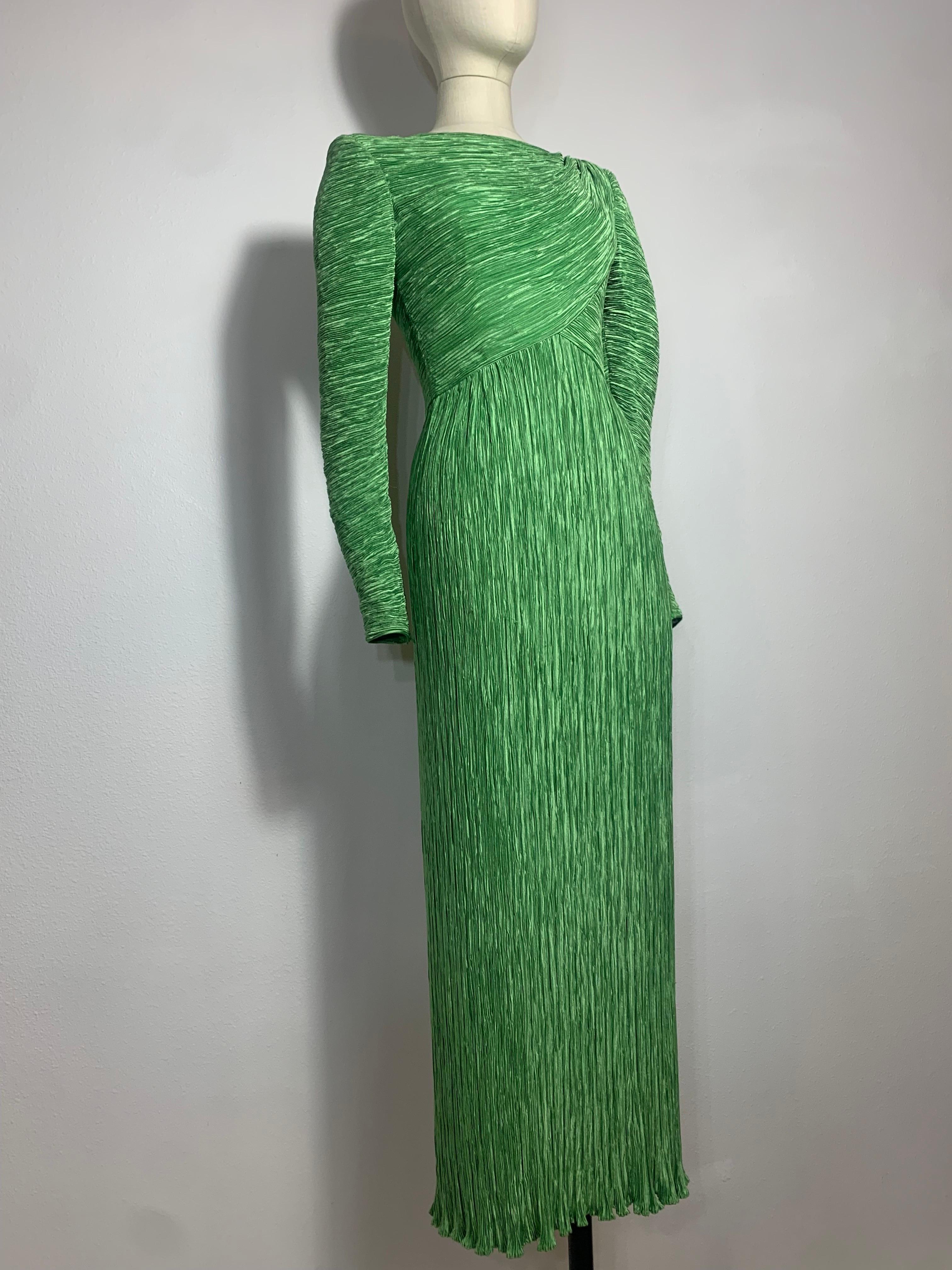 1980er Mary McFadden Jade Grünes Säulenkleid aus Seide im Fortuny-Stil mit langen Ärmeln und langen Ärmeln im Zustand „Hervorragend“ im Angebot in Gresham, OR