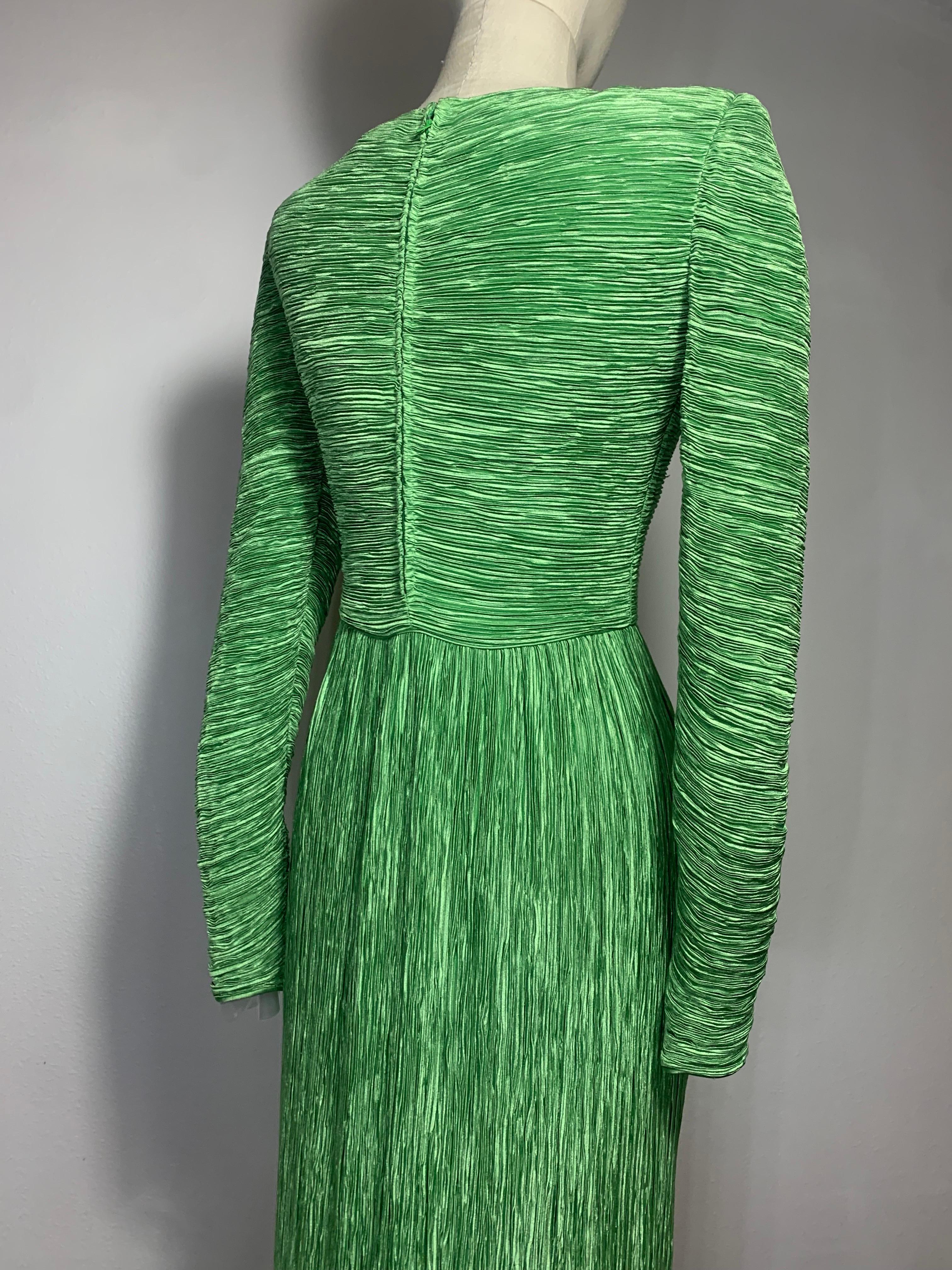 Mary McFadden - Robe colonne en soie verte jade style Fortuny avec manches longues des années 1980 en vente 1