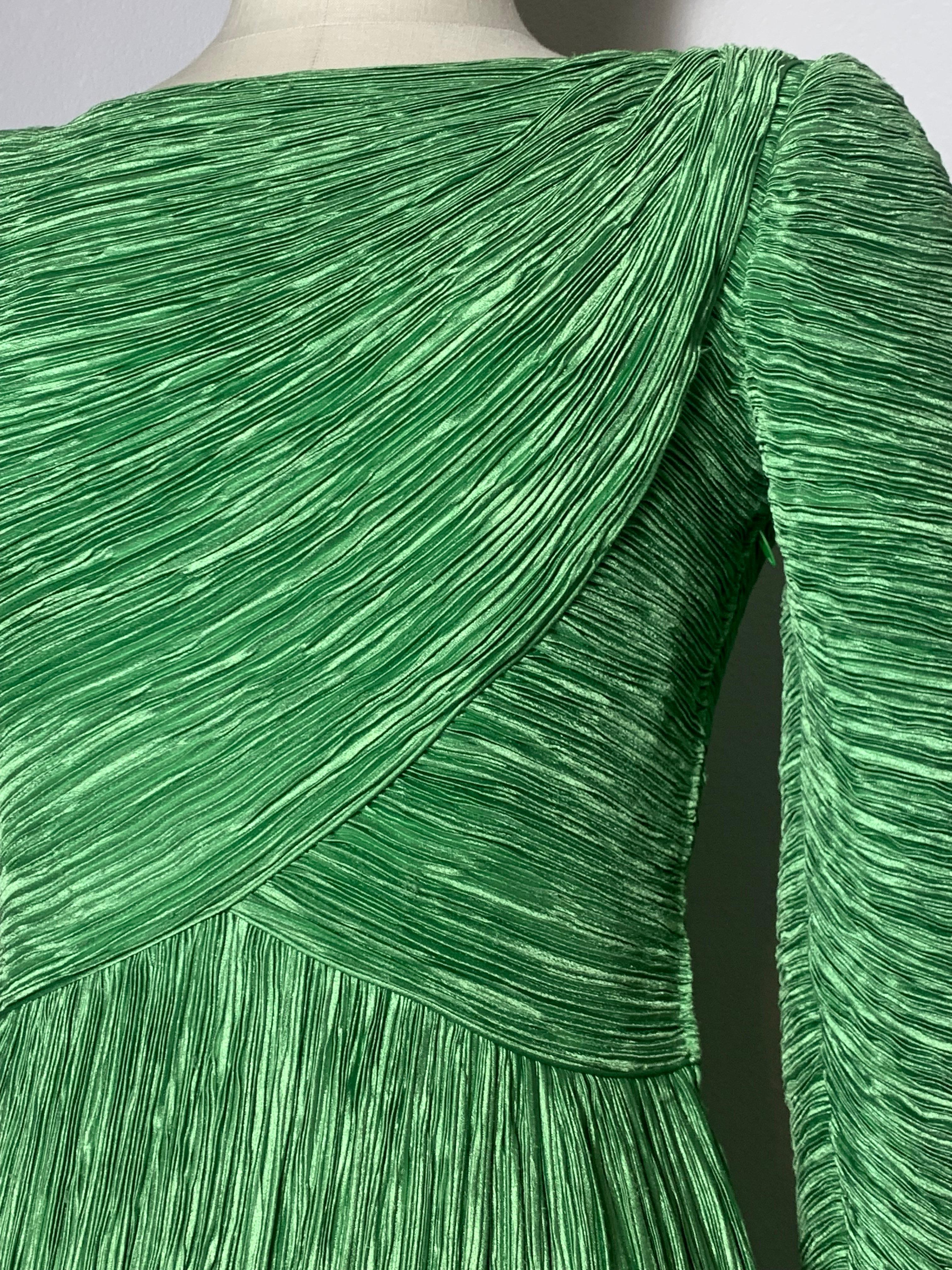 Mary McFadden - Robe colonne en soie verte jade style Fortuny avec manches longues des années 1980 en vente 3