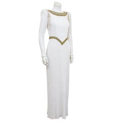 Vestido largo de los años 80 de Mary McFadden, blanco, con ribetes de pedrería y microplisados