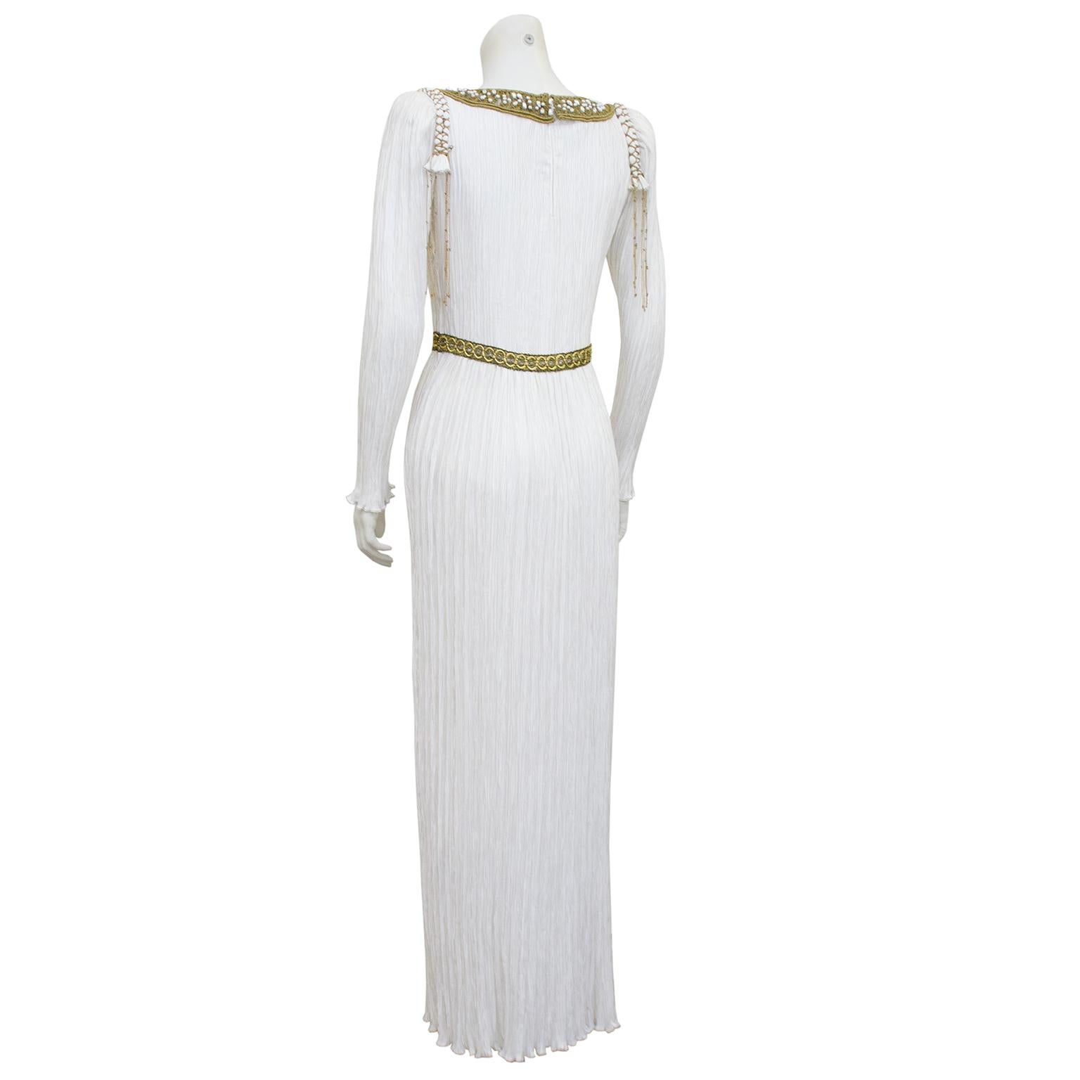 Años 80 Mary McFadden Vestido blanco microplisado adornado con joyas Gris