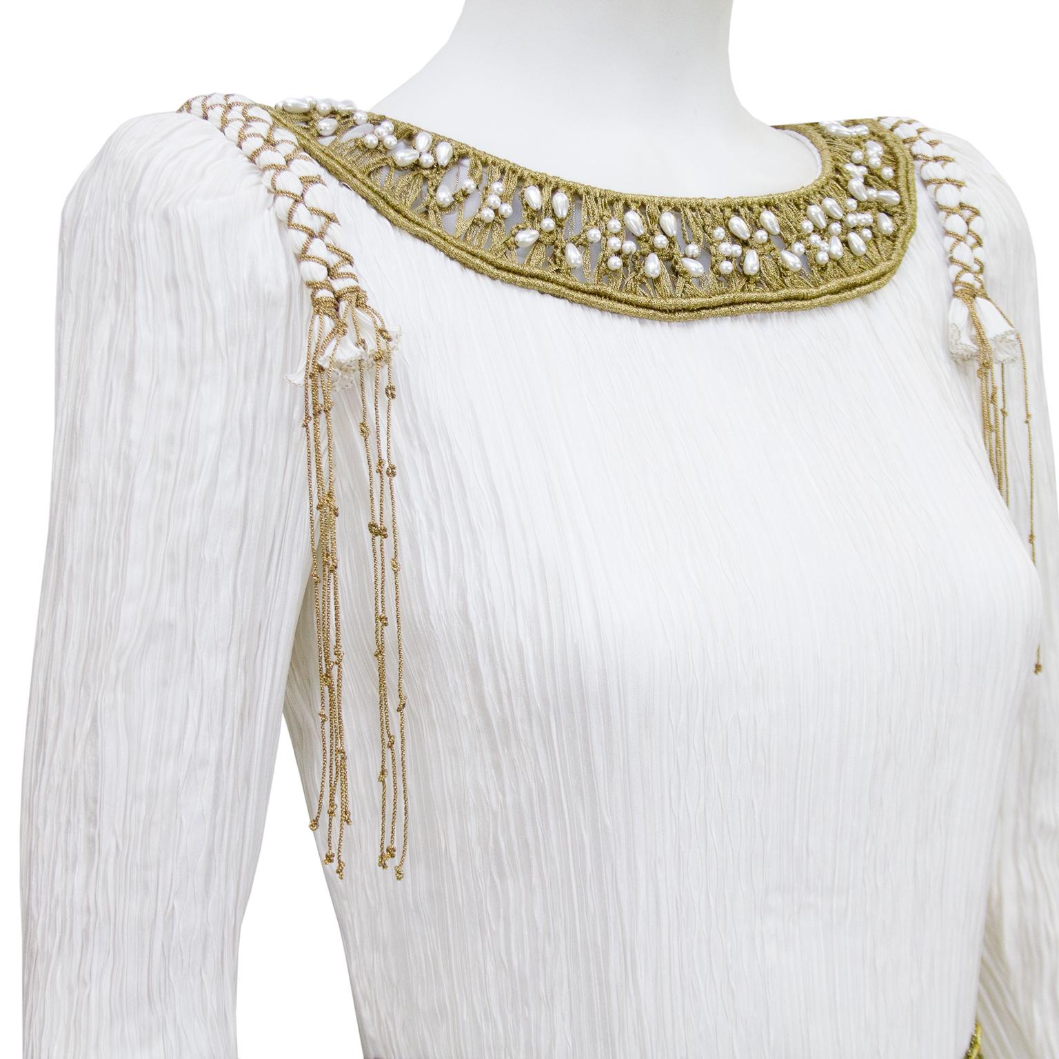 Años 80 Mary McFadden Vestido blanco microplisado adornado con joyas en Bueno Estado en Toronto, Ontario