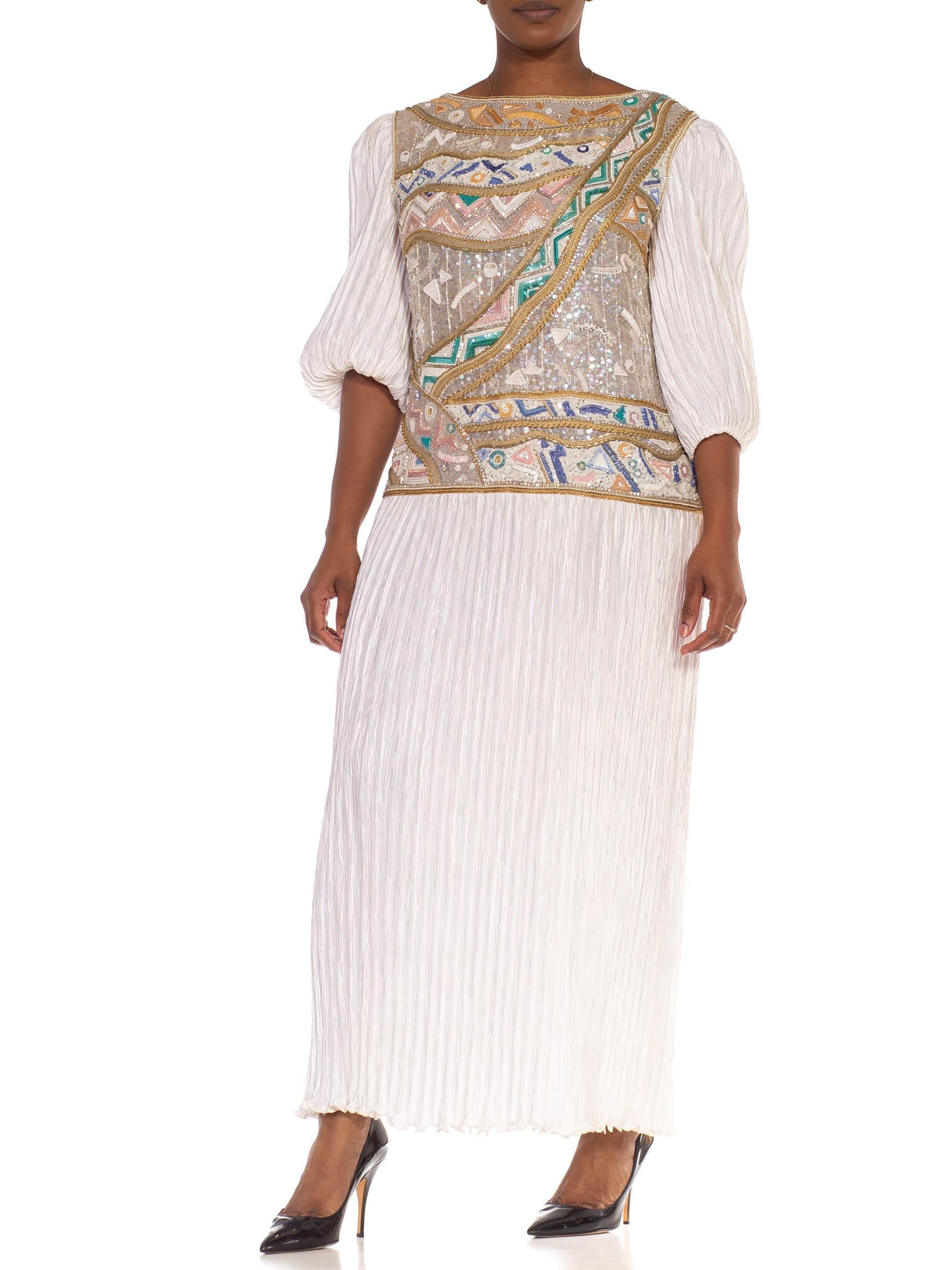1980er Mary Mcfadden Weiß & Pastellfarbenes plissiertes Kleid aus Seidenjersey mit Perlen im Angebot 6