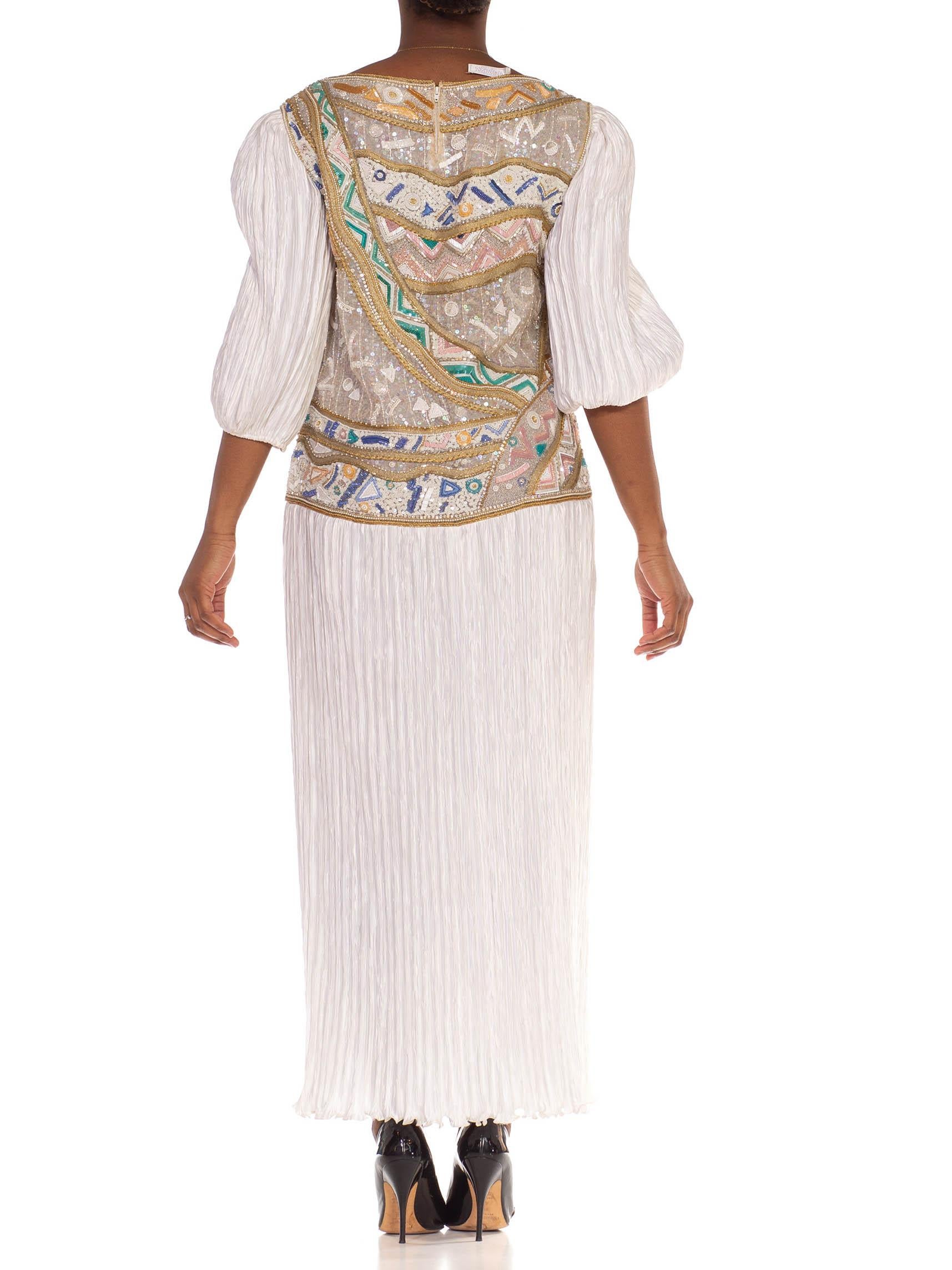 1980er Mary Mcfadden Weiß & Pastellfarbenes plissiertes Kleid aus Seidenjersey mit Perlen Damen im Angebot