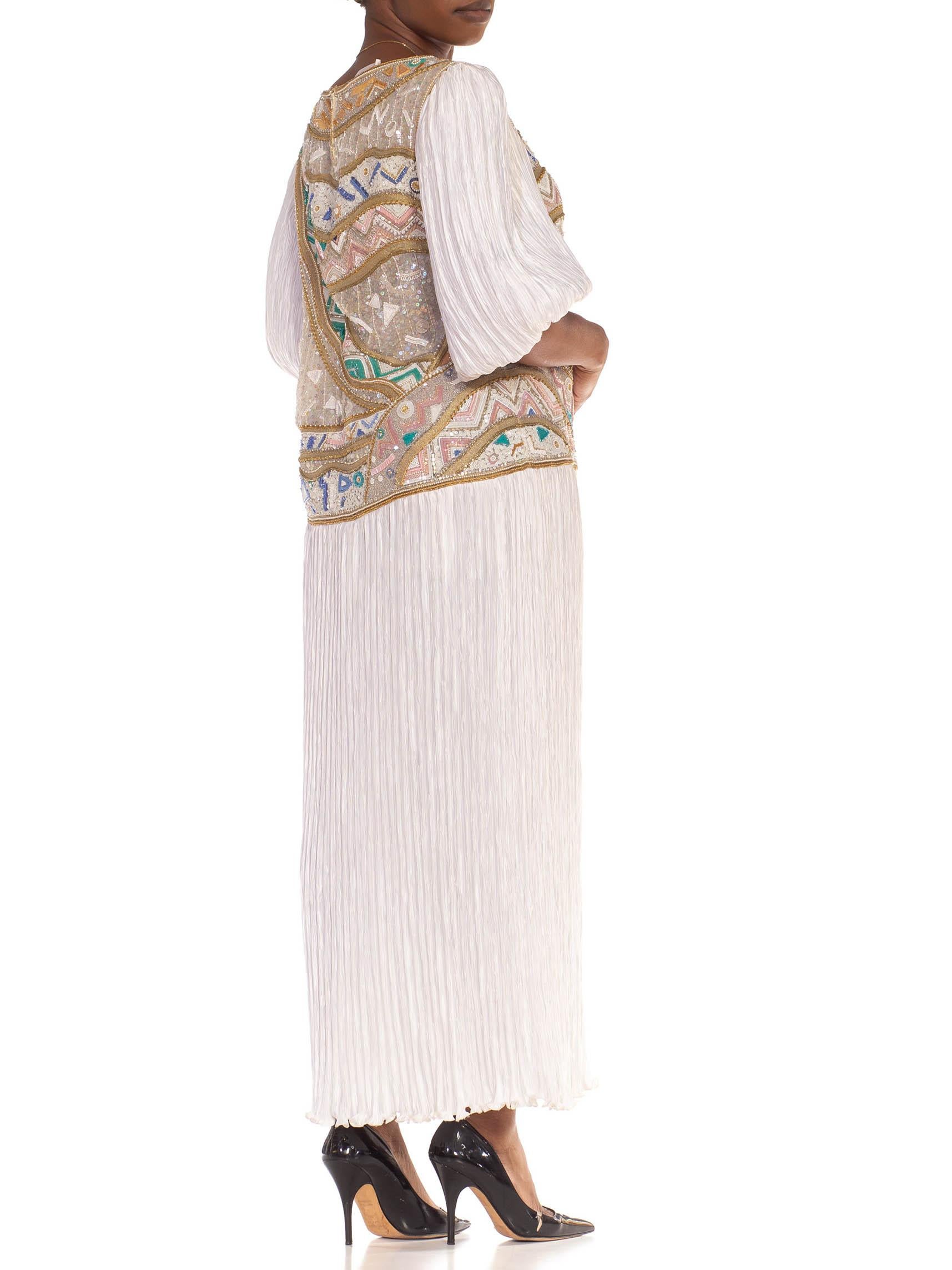 1980er Mary Mcfadden Weiß & Pastellfarbenes plissiertes Kleid aus Seidenjersey mit Perlen im Angebot 2