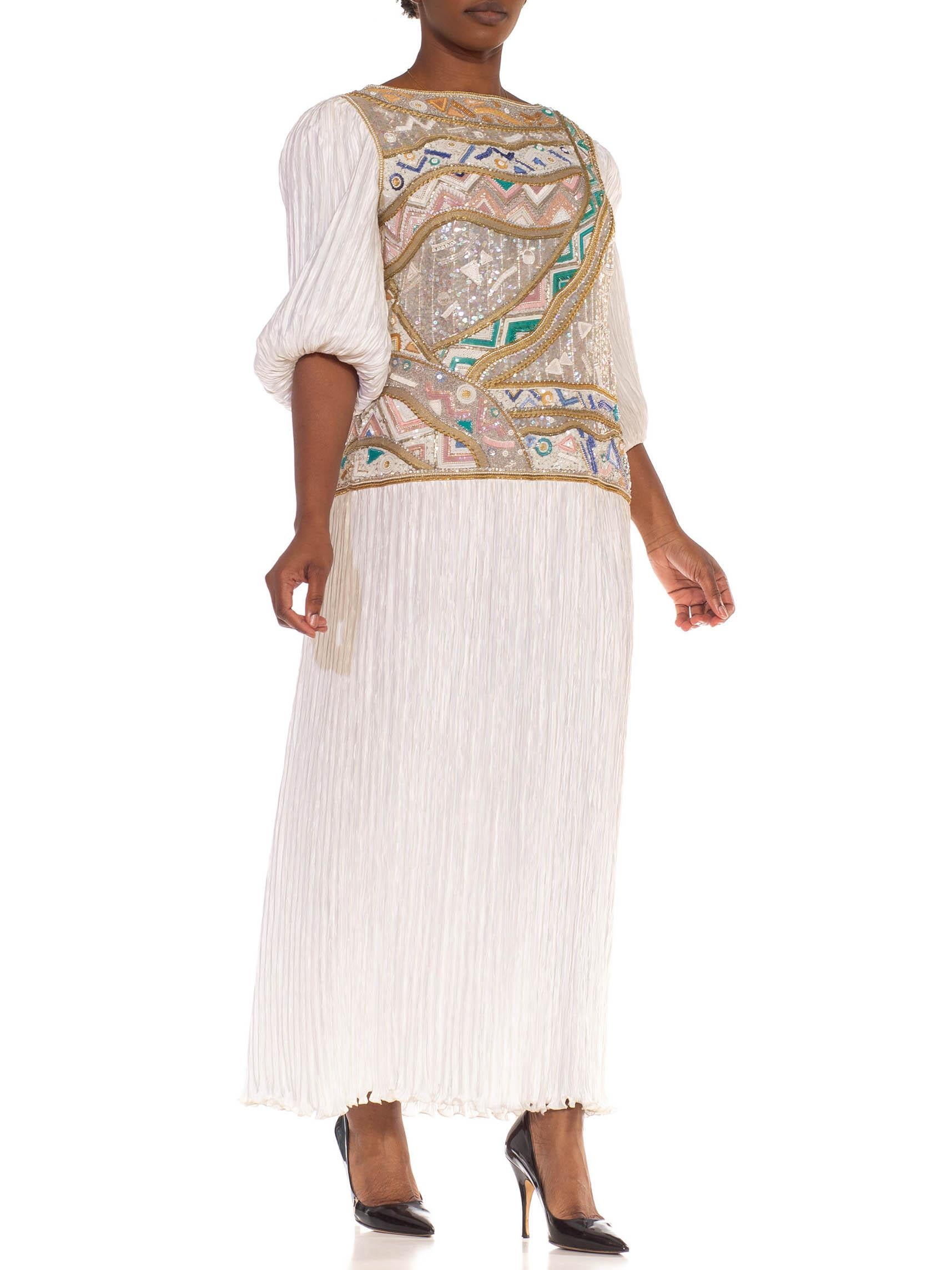 1980er Mary Mcfadden Weiß & Pastellfarbenes plissiertes Kleid aus Seidenjersey mit Perlen im Angebot 3