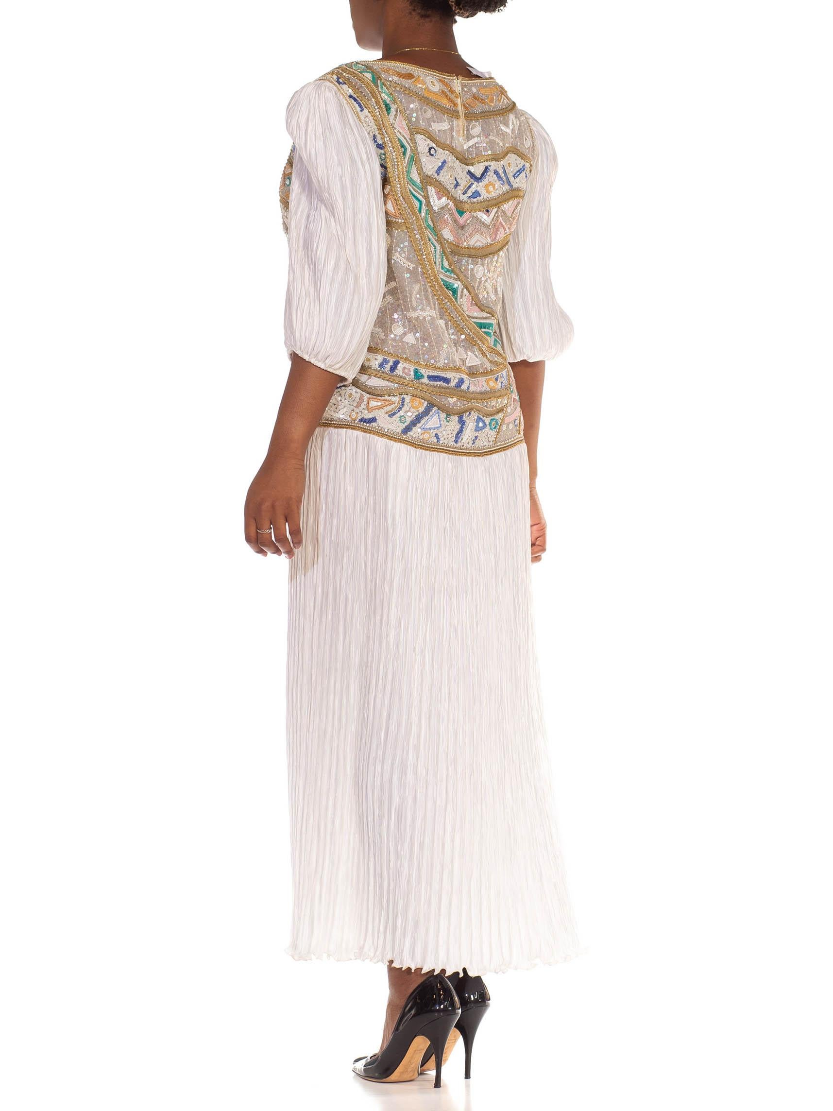 1980er Mary Mcfadden Weiß & Pastellfarbenes plissiertes Kleid aus Seidenjersey mit Perlen im Angebot 4