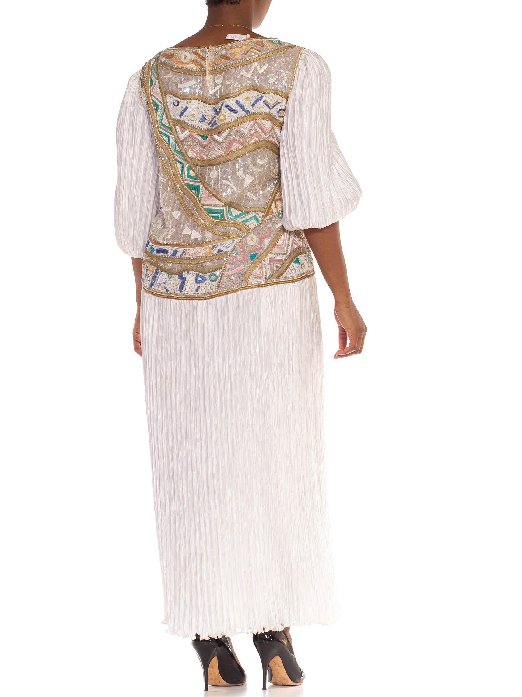 1980er Mary Mcfadden Weiß & Pastellfarbenes plissiertes Kleid aus Seidenjersey mit Perlen im Angebot 5