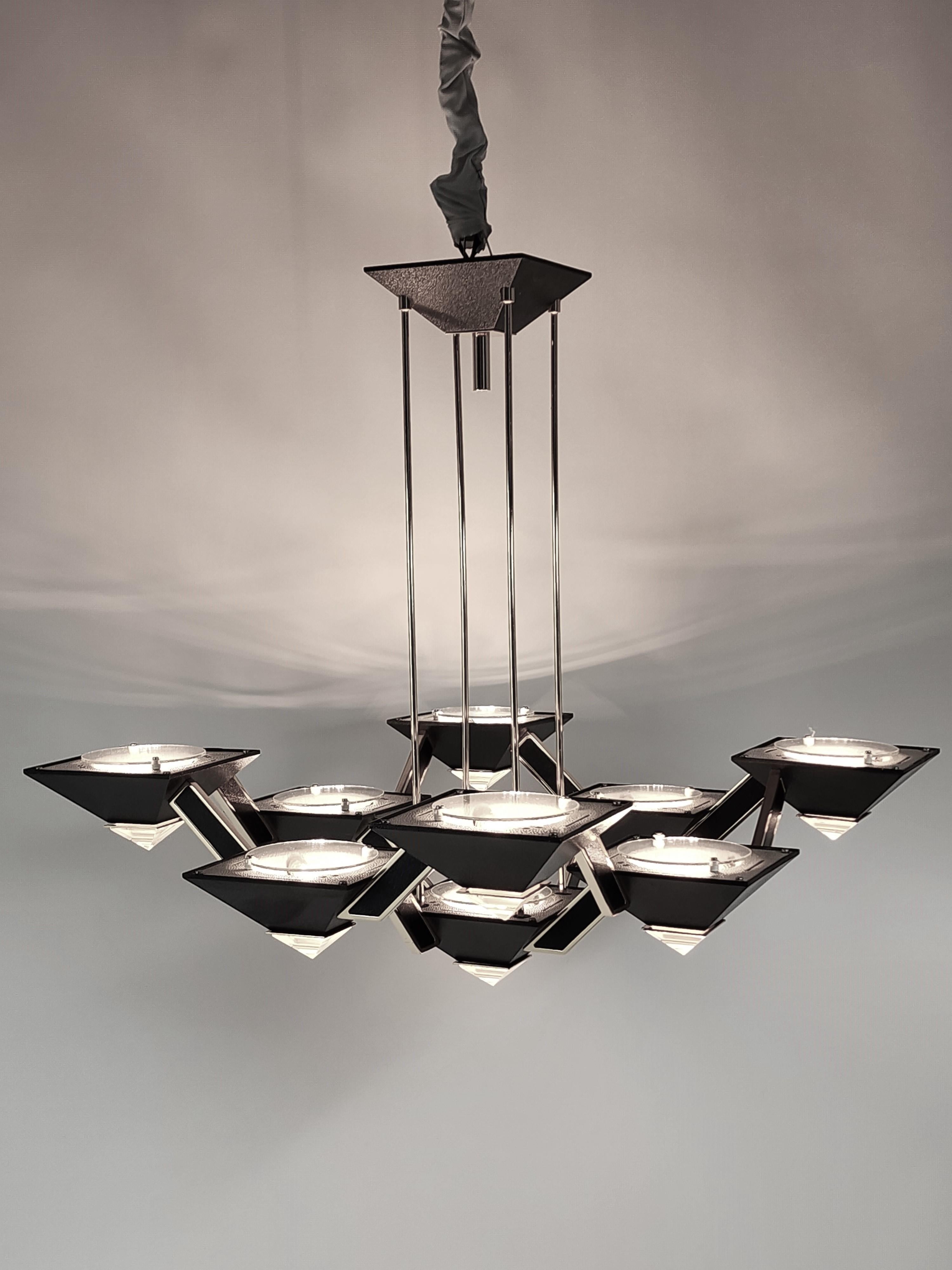Massive ,  alogena a forma di piramide rovesciata  Lampadario a 9 luci  con finiture eleganti placcate in oro. 

Ben realizzato con materiali di prima qualità. Costruzione solida. 

Un apparecchio di illuminazione uplighter  che  creare un'atmosfera
