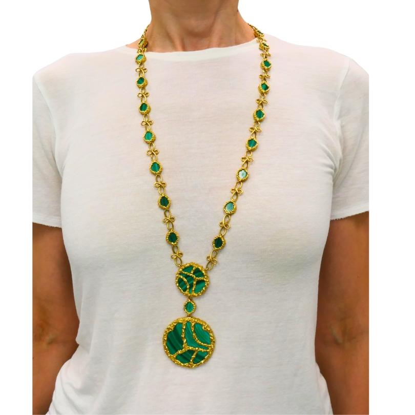 Taille mixte 1980 Mauboussin Paris Collier à pendentifs en or 18k et malachite en vente