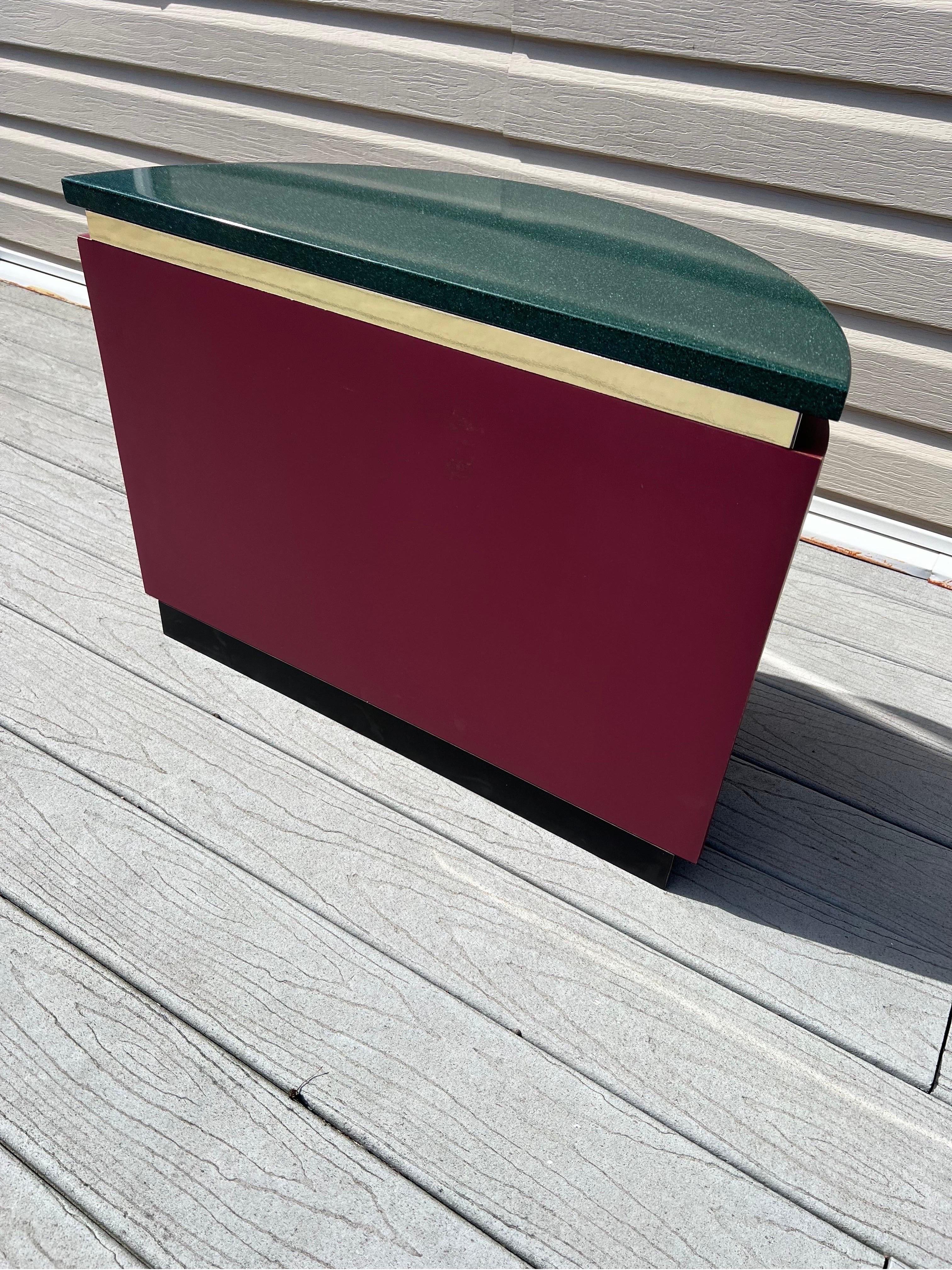 Table console personnalisée rose mauve avec pierre verte. La hauteur de cette table console est plus courte que celle d'une table console habituelle. Il peut donc également être utilisé comme table d'appoint.