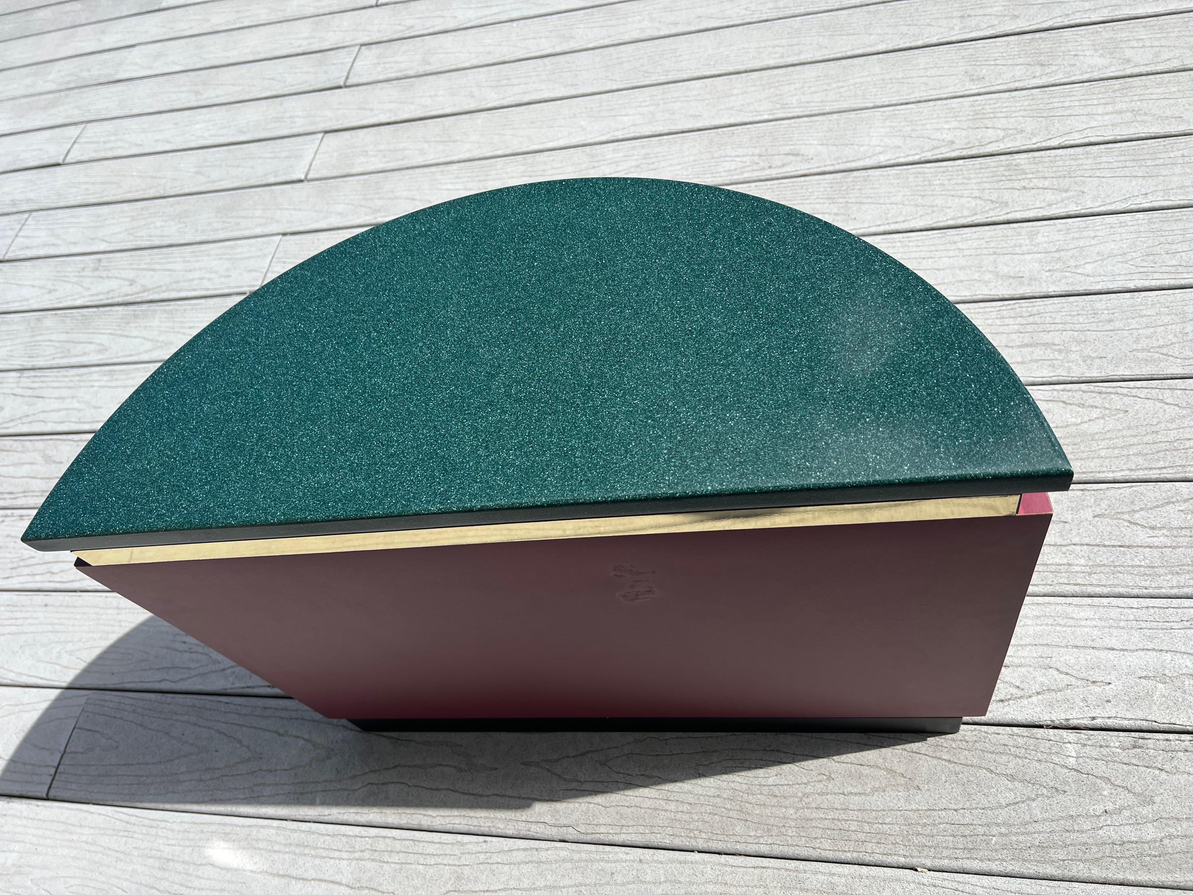 Laque Table console personnalisée rose mauve avec pierre verte, années 1980 en vente
