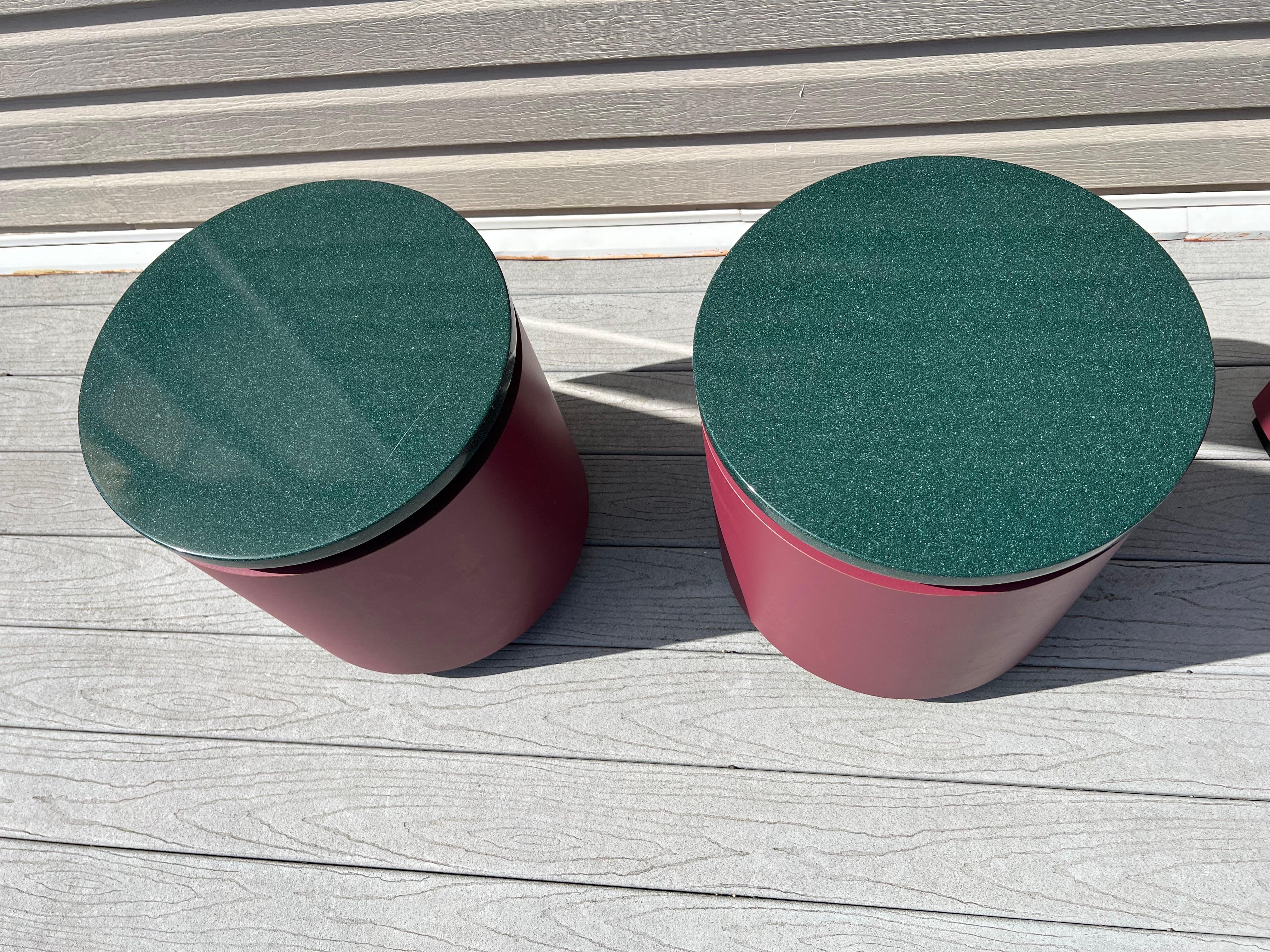 Nord-américain 1980 Mauve Pink With Green Stone Custom Side Tables - a Pair (Tables d'appoint personnalisées en rose mauve et pierre verte) en vente