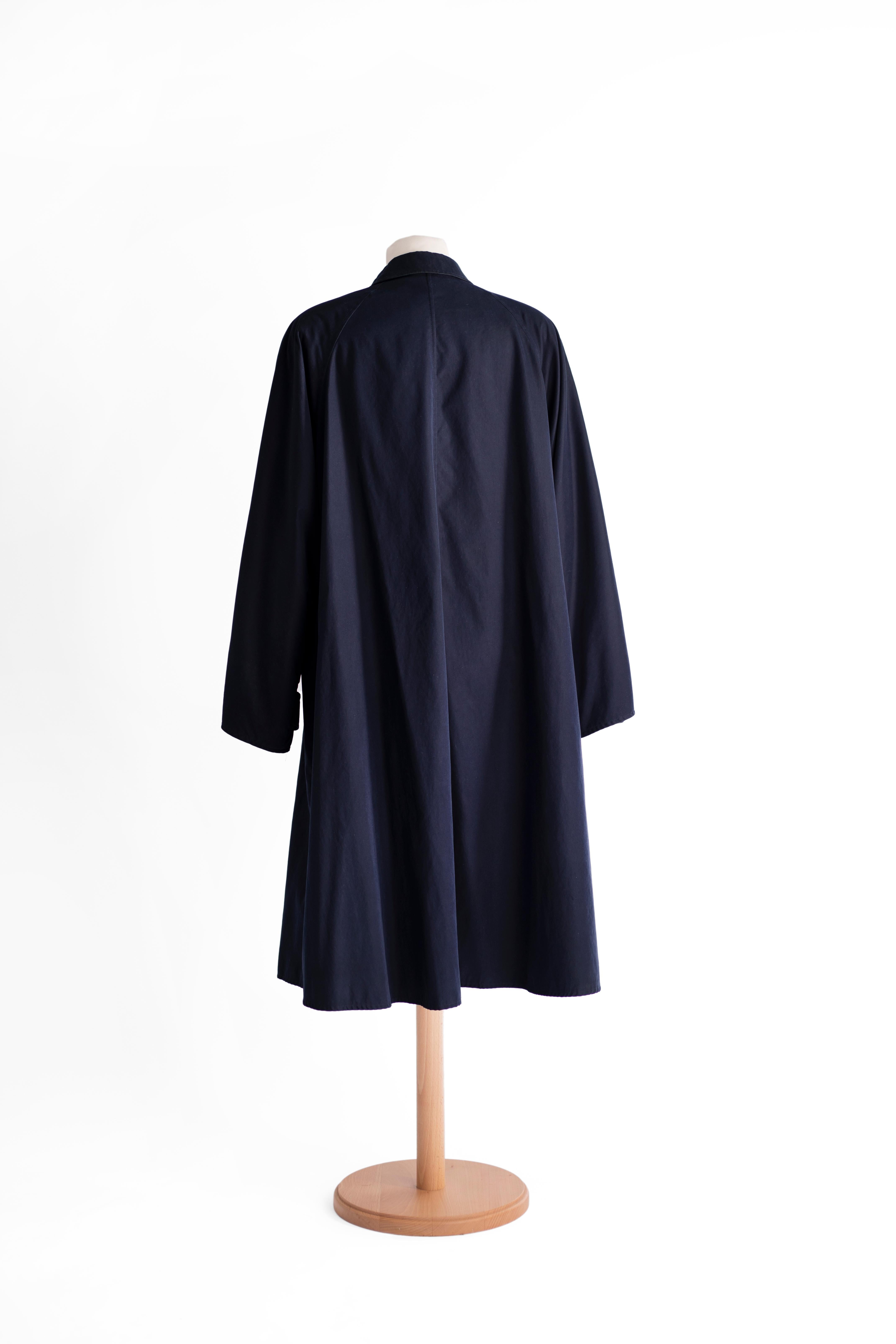 1980s Max Mara oversize trench coat. 
Deep blue color. Waterproof plyamide fabric.
OVERSIZE TG 42 

Size IT: 42
Size USA: 8