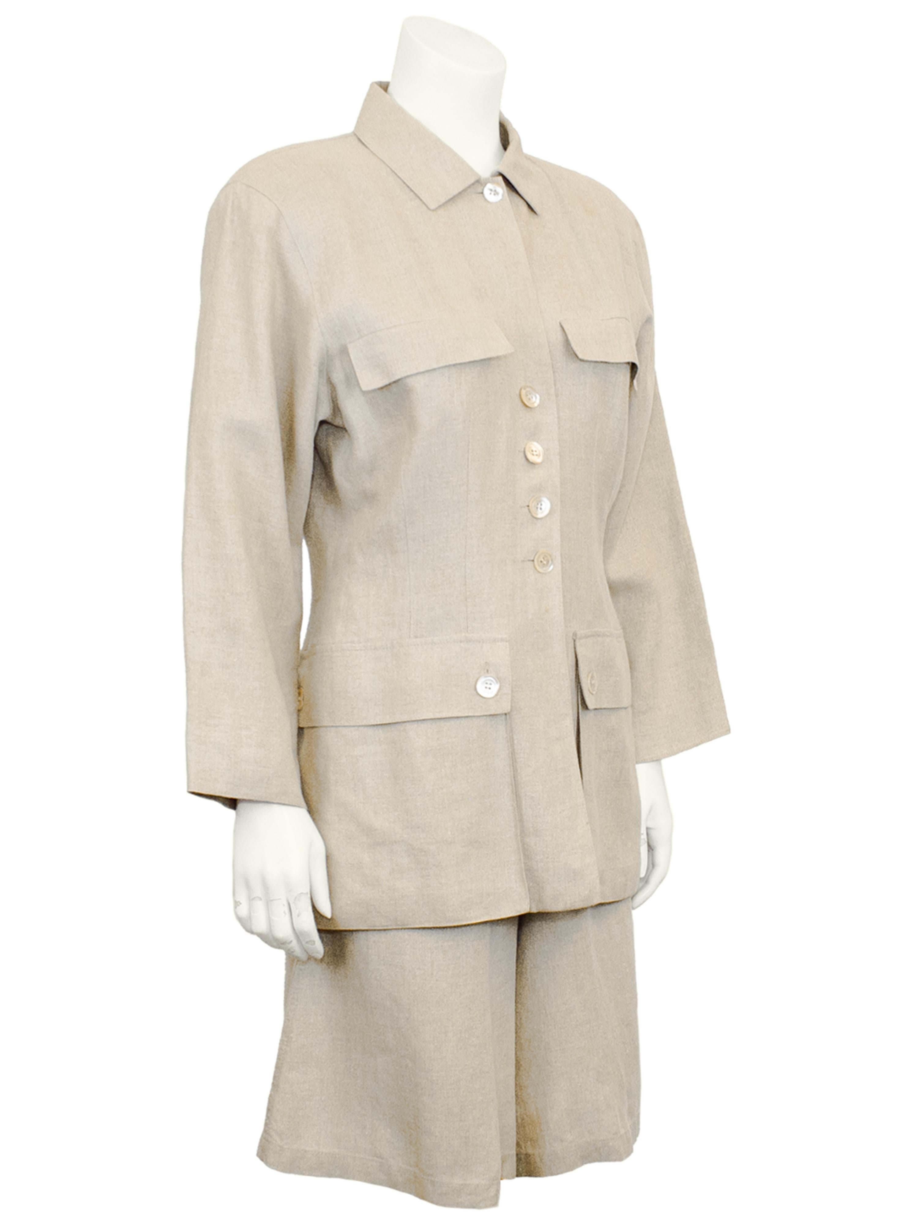 Stile safari MaxMara  Giacca sahariana e pantaloncini corti in lino beige di Penny Label degli anni '80. La giacca ha una forma deliziosa, aderente in vita e con un drappeggio più ampio sui fianchi. Finte tasche con patta sul busto, quattro bottoni