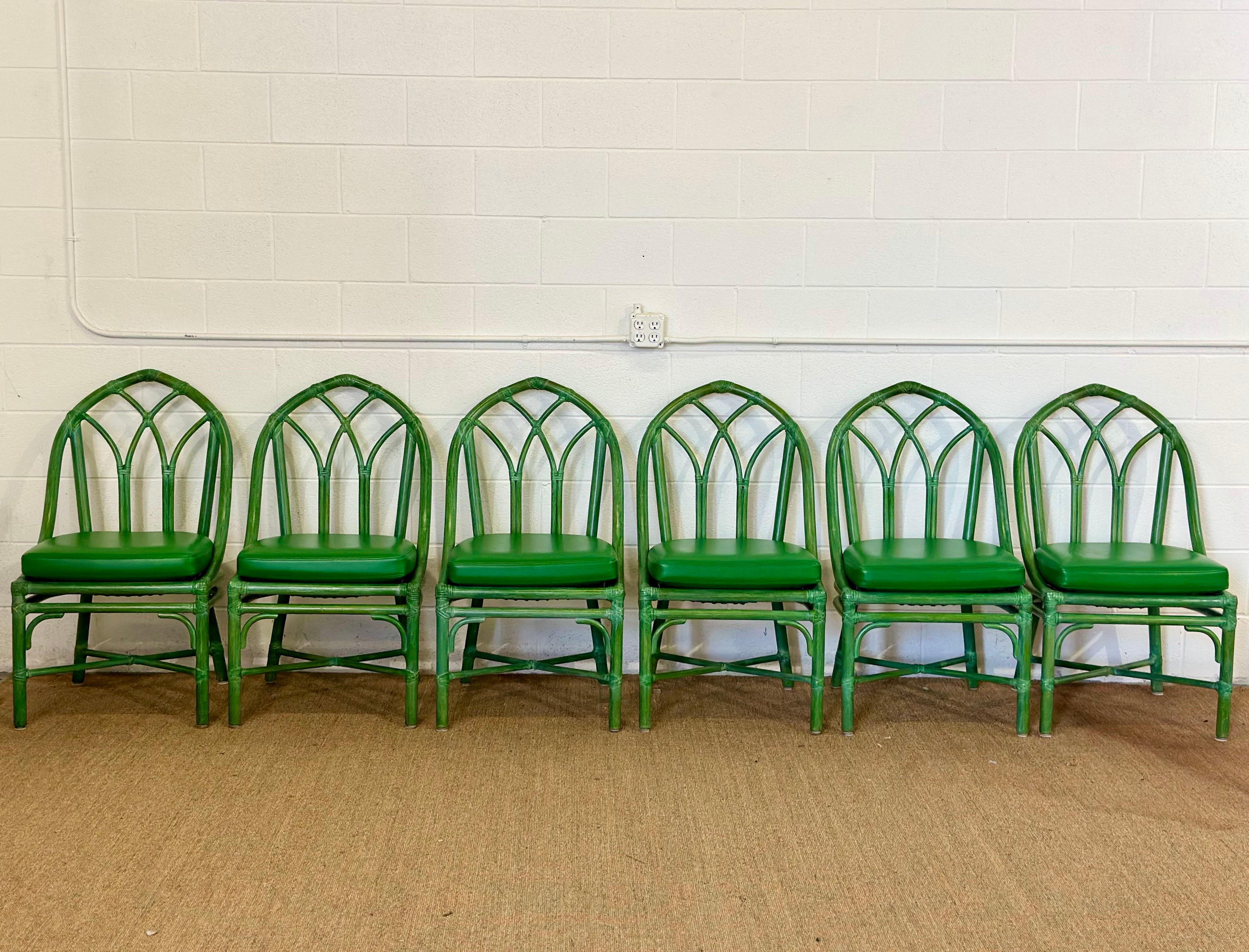 Siamo lieti di offrire questo eccezionale set di sei sedie da pranzo McGuire, che mette in mostra l'abilità artigianale del marchio e l'eleganza casual della California. Ogni sedia è caratterizzata dall'iconica struttura in rattan di McGuire con