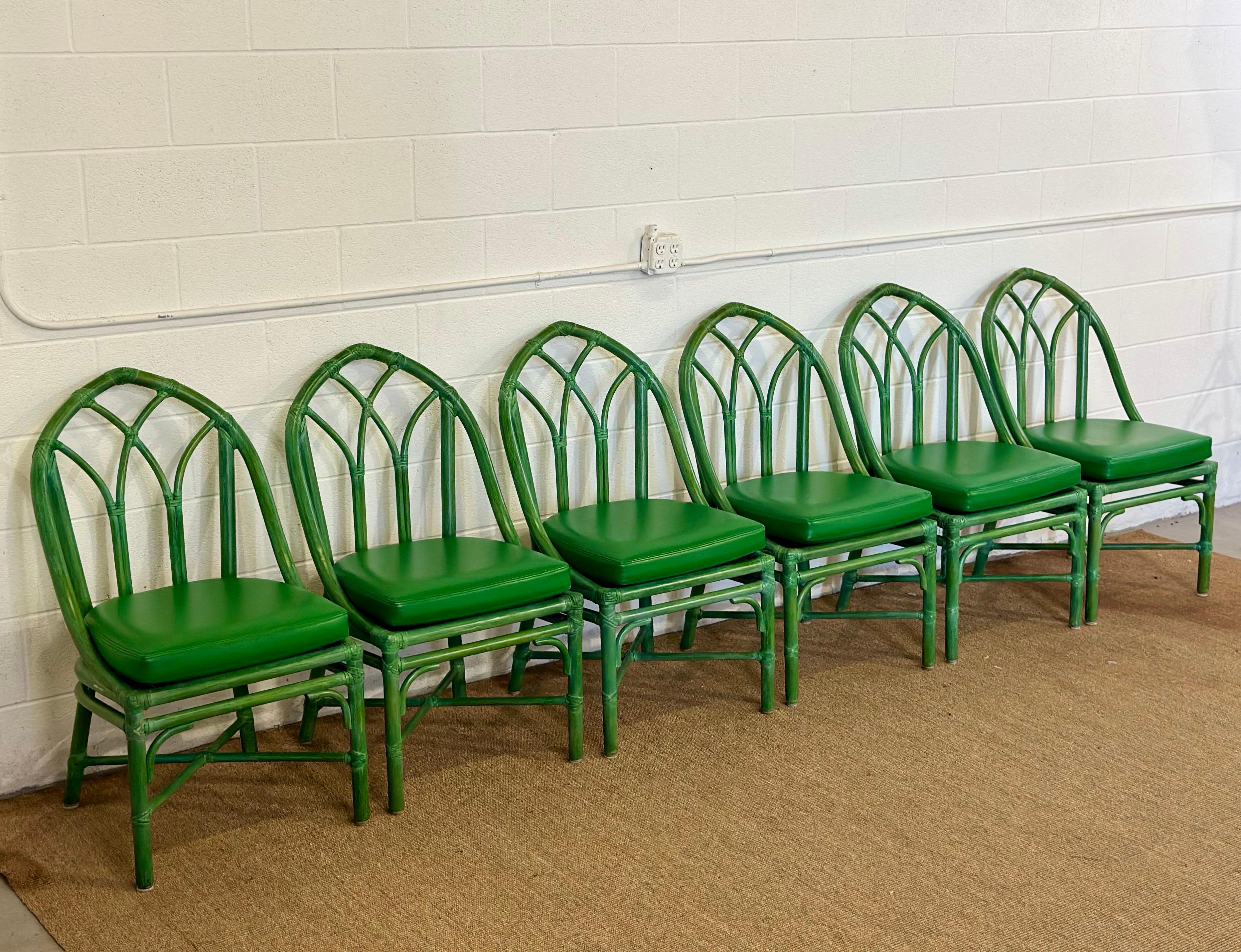 Sedie da pranzo con schienale a cattedrale in rattan verde McGuire degli anni '80 - Set di sei sedie In condizioni buone in vendita a Farmington Hills, MI