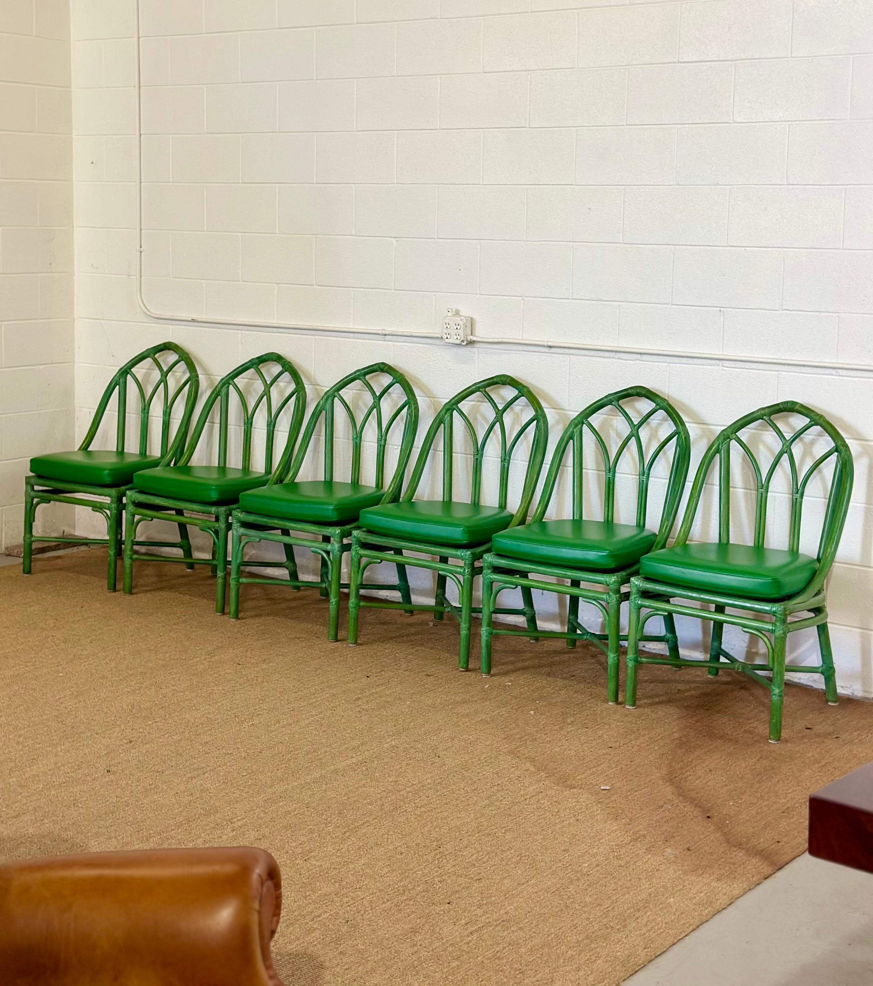 Fine XX secolo Sedie da pranzo con schienale a cattedrale in rattan verde McGuire degli anni '80 - Set di sei sedie in vendita