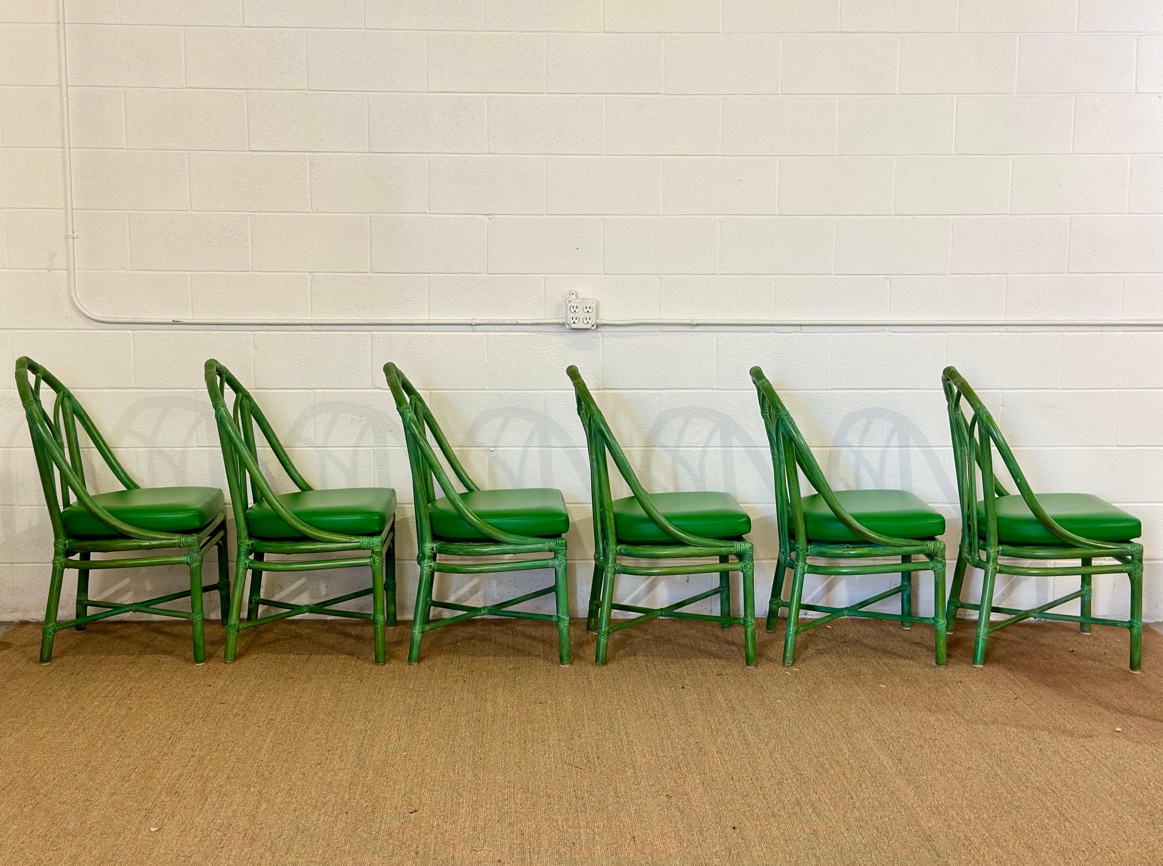 Pelle Sedie da pranzo con schienale a cattedrale in rattan verde McGuire degli anni '80 - Set di sei sedie in vendita