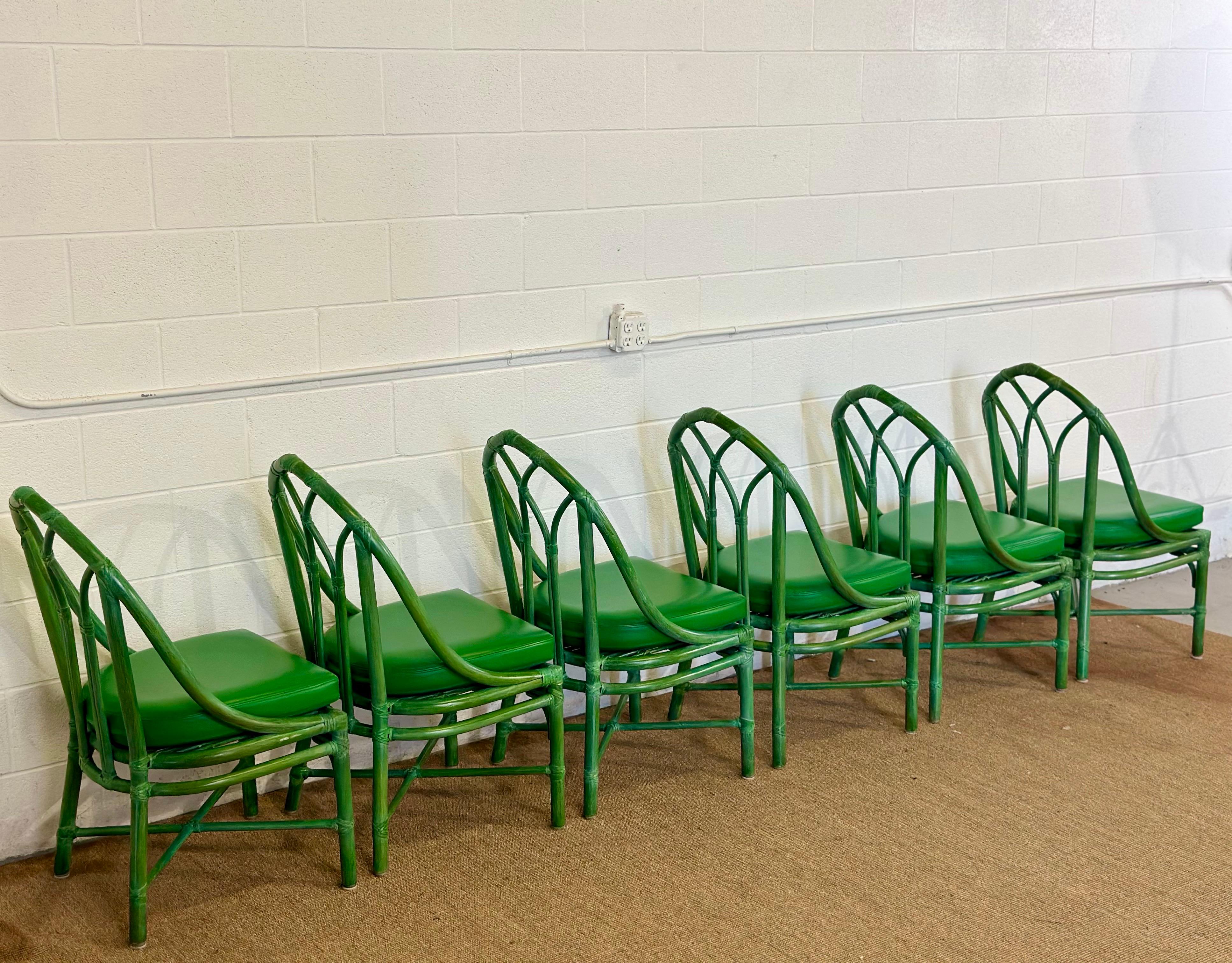 Sedie da pranzo con schienale a cattedrale in rattan verde McGuire degli anni '80 - Set di sei sedie in vendita 1