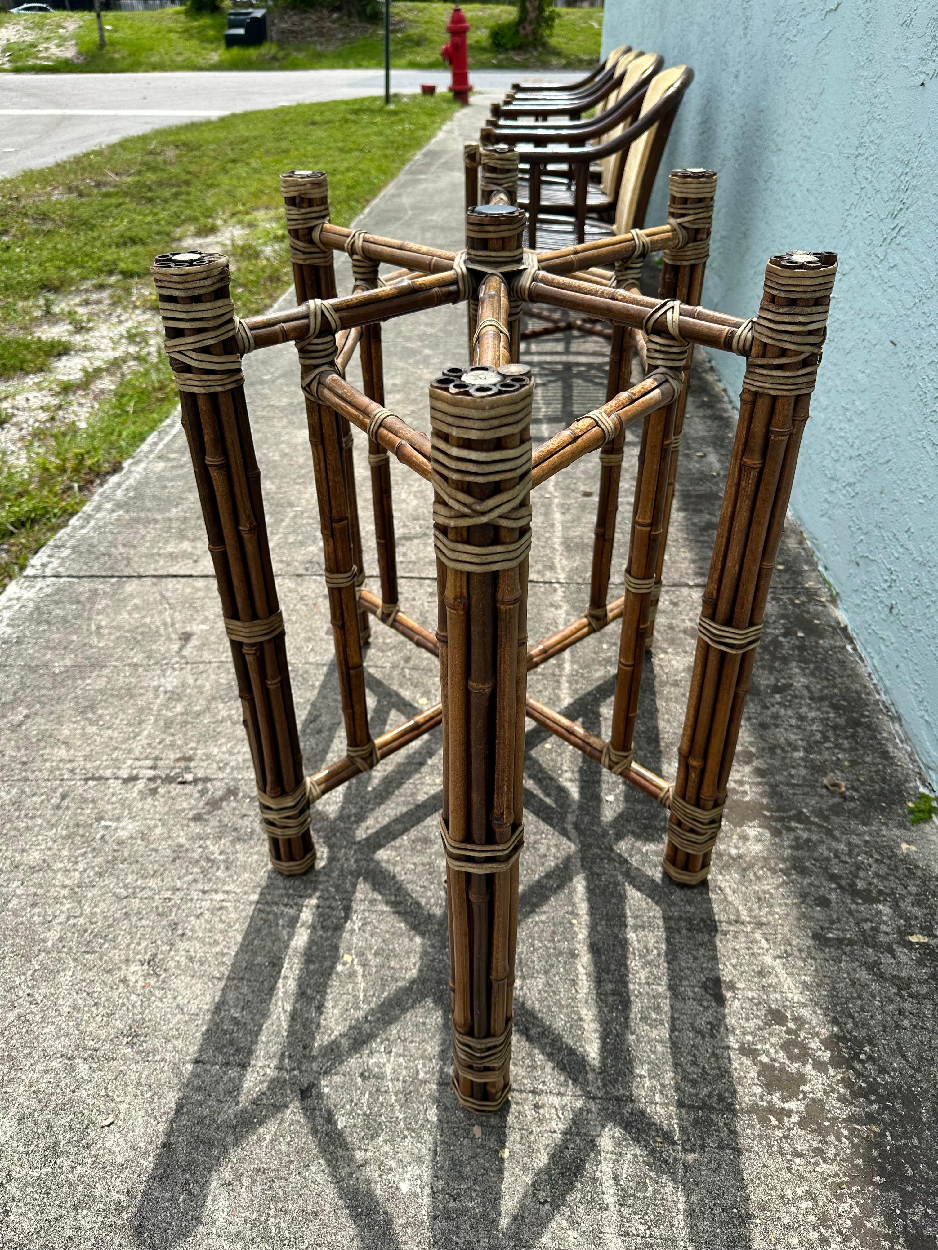 Sedie da pranzo e tavolo con schienale a canna in rattan McGuire degli anni '80, set da 5 in vendita 9
