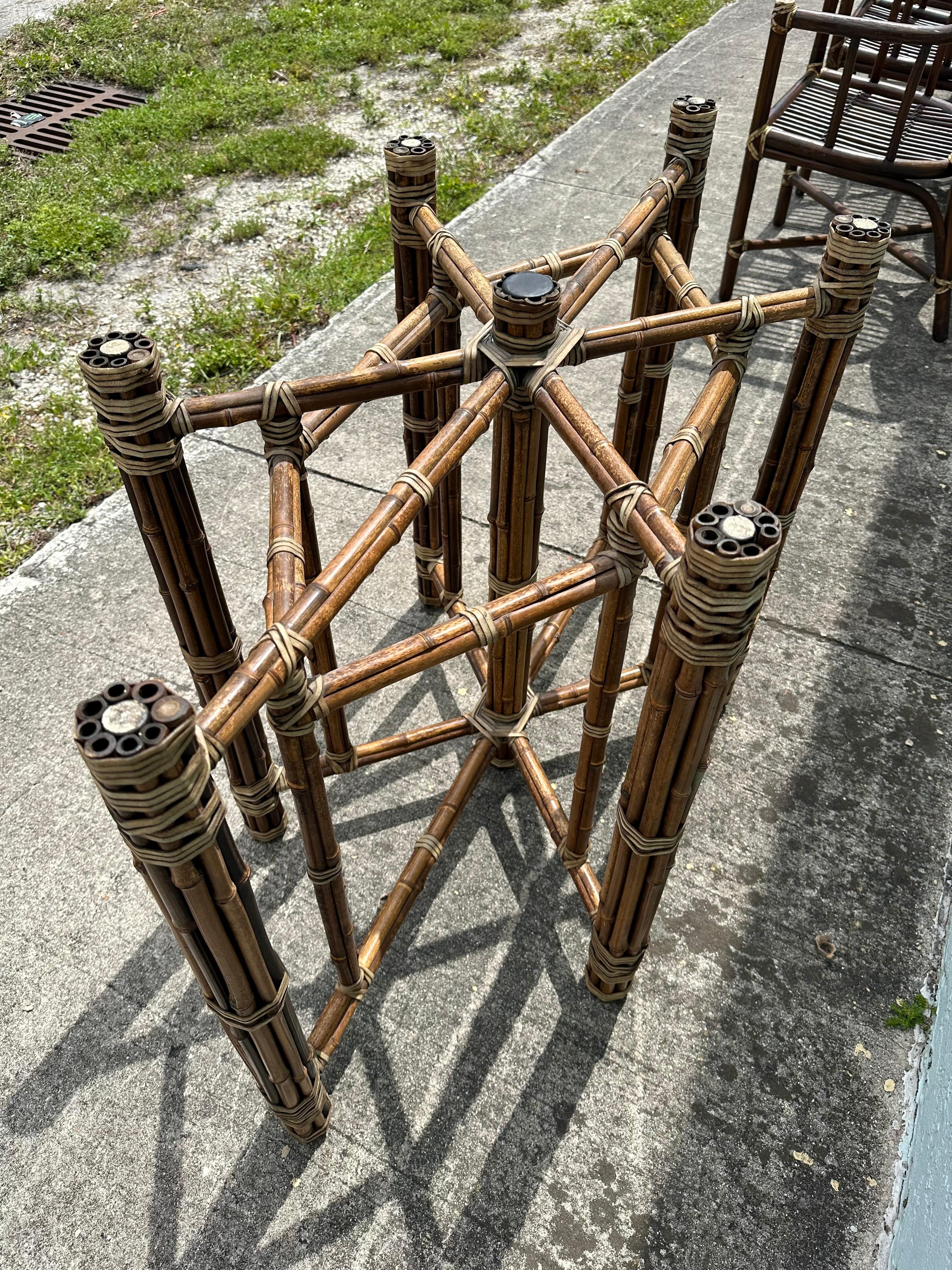 Sedie da pranzo e tavolo con schienale a canna in rattan McGuire degli anni '80, set da 5 in vendita 10