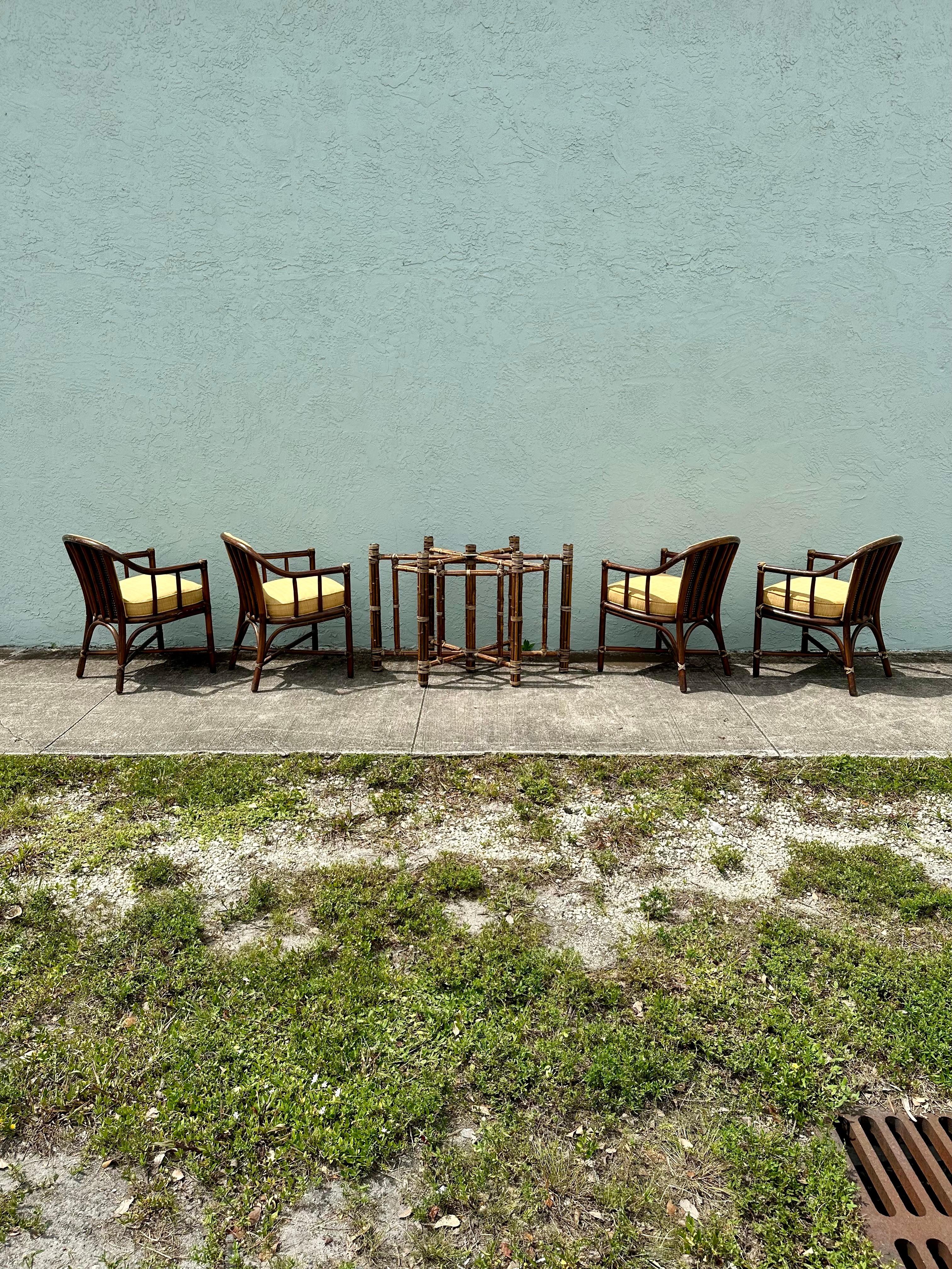 Con questo set da pranzo puoi tornare agli anni '90, eleganti e sofisticati. Questo rarissimo set emana un'aria di lusso e raffinatezza. Il design è eccezionale. Questo lussuoso set da pranzo è un pezzo forte che è anche estremamente comodo e ricco