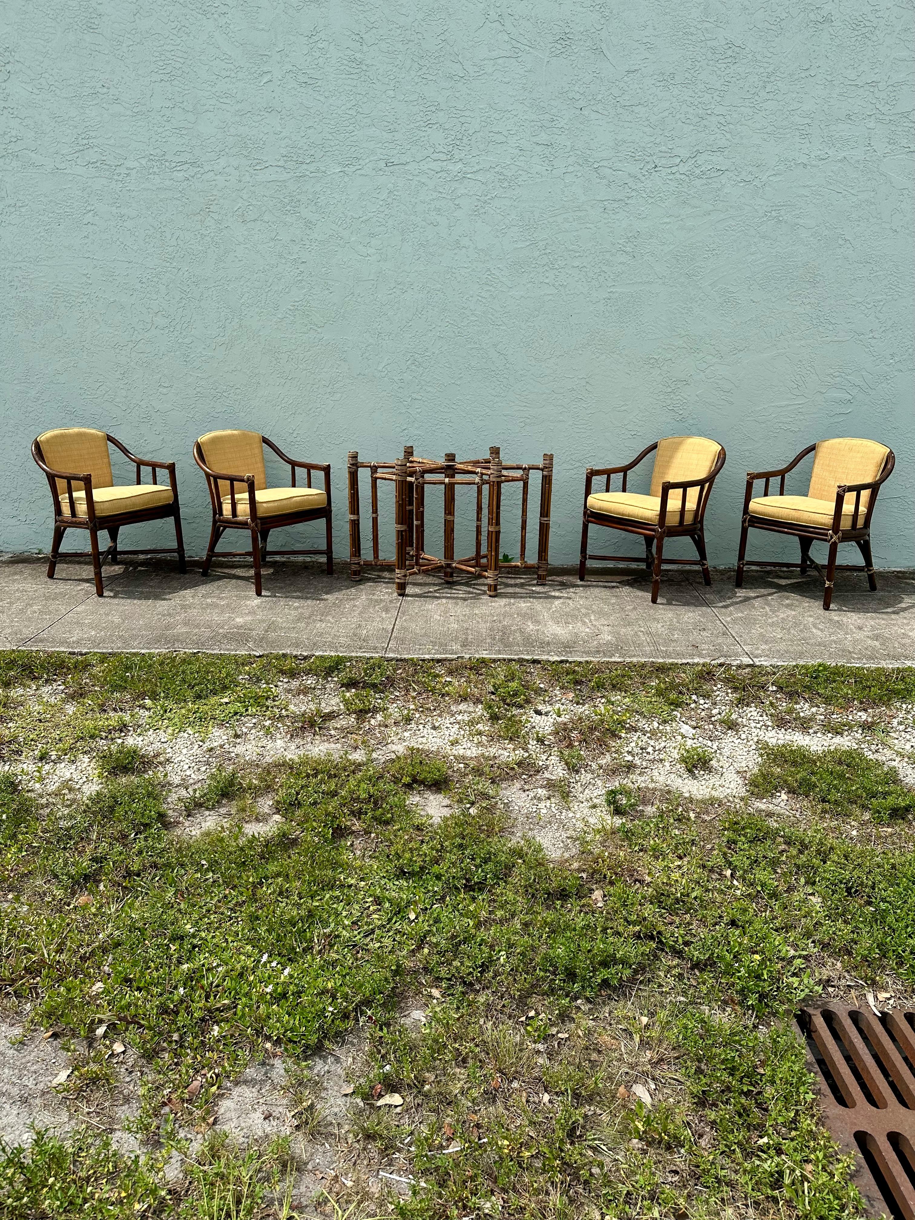 Bohémien Sedie da pranzo e tavolo con schienale a canna in rattan McGuire degli anni '80, set da 5 in vendita