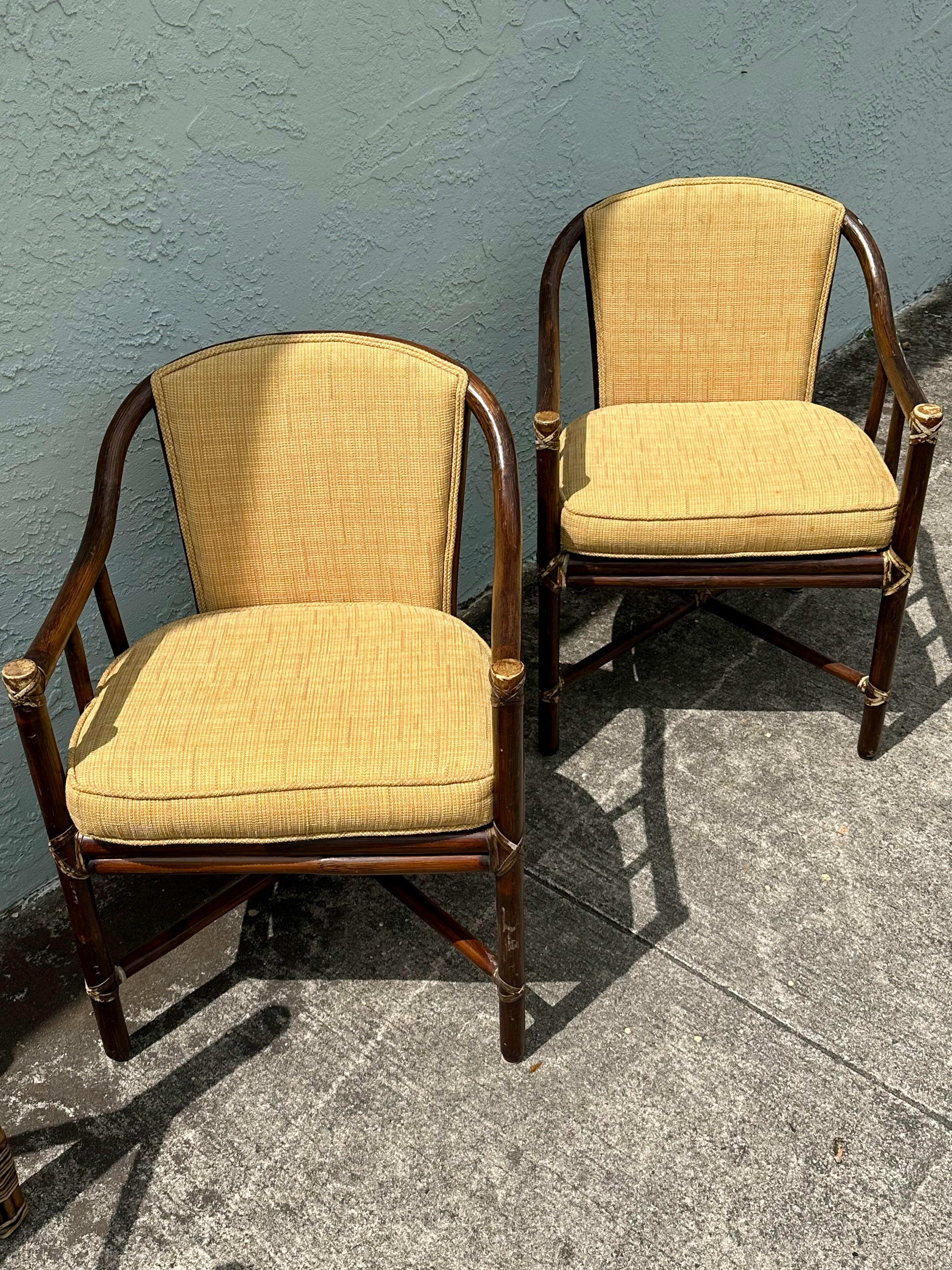 Fine XX secolo Sedie da pranzo e tavolo con schienale a canna in rattan McGuire degli anni '80, set da 5 in vendita
