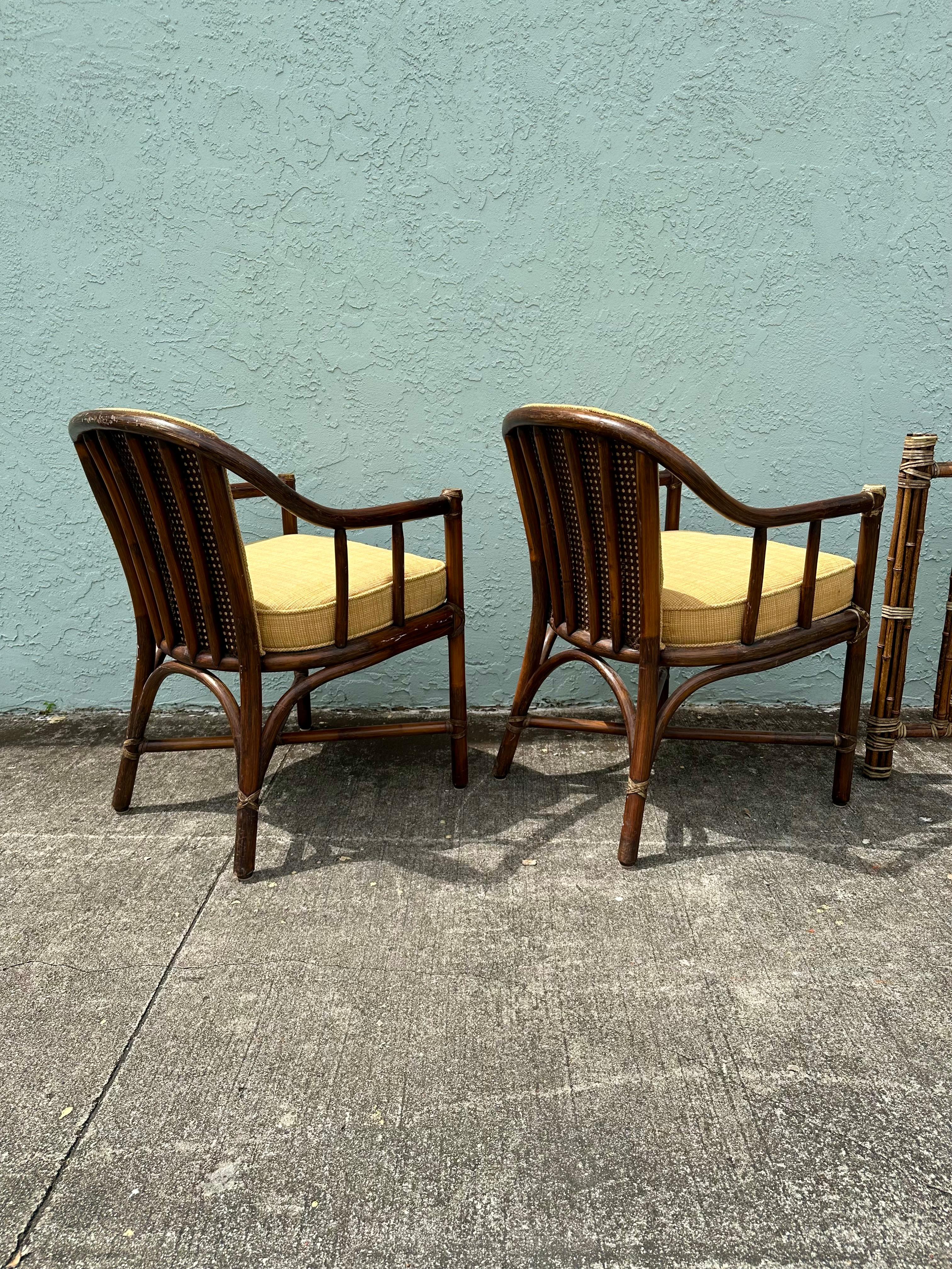 Sedie da pranzo e tavolo con schienale a canna in rattan McGuire degli anni '80, set da 5 in vendita 1