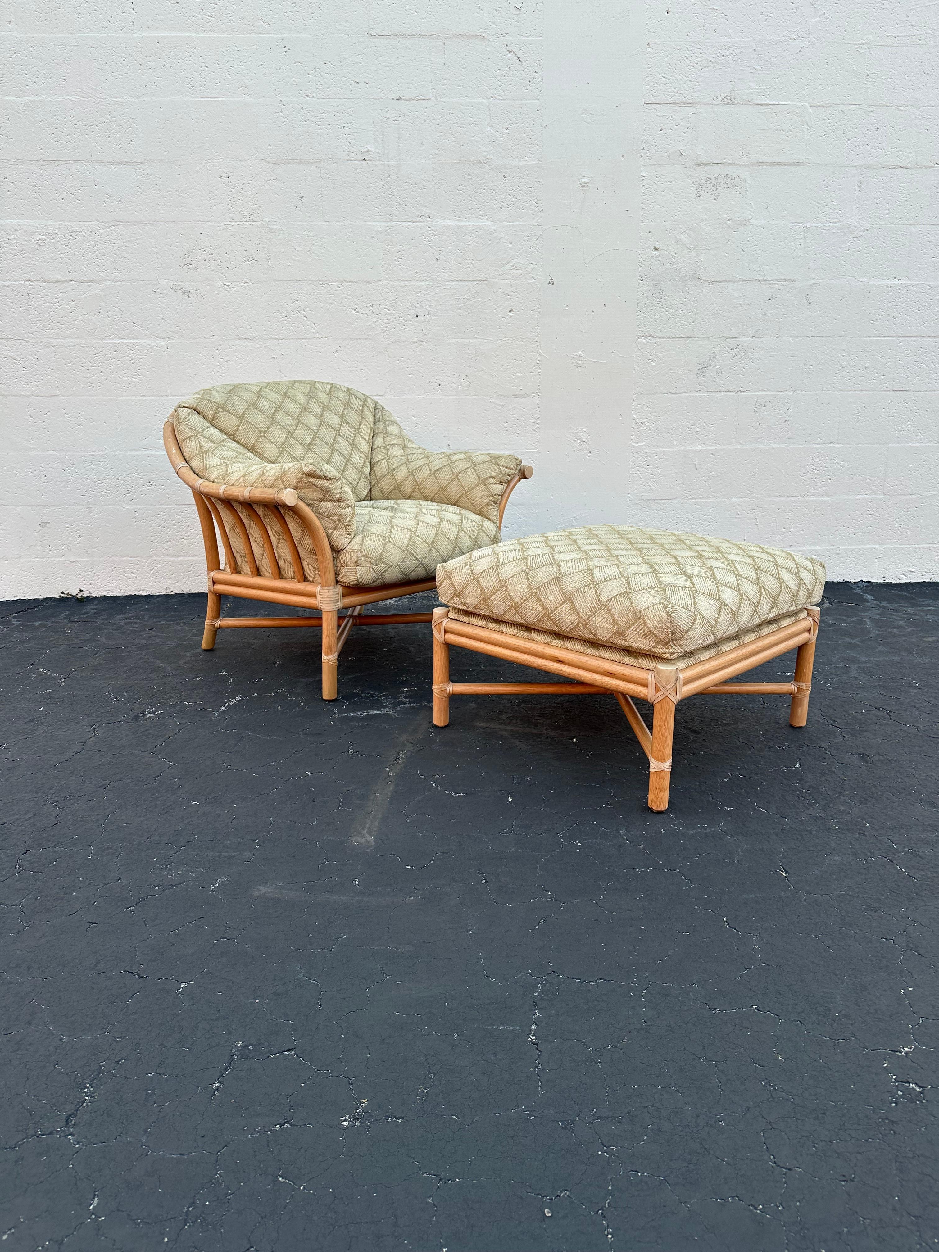 Torna agli eleganti e sofisticati anni '80 con questo raffinato set in rattan con una vivace imbottitura in stampa bambù. Questo rarissimo set emana un'aria di lusso e raffinatezza. Il design è eccezionale. Il lussuoso set di sedie è un pezzo forte