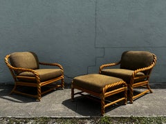 1980s McGuire Rattan Grün Beige Stühle und Ottomane, Satz von 3
