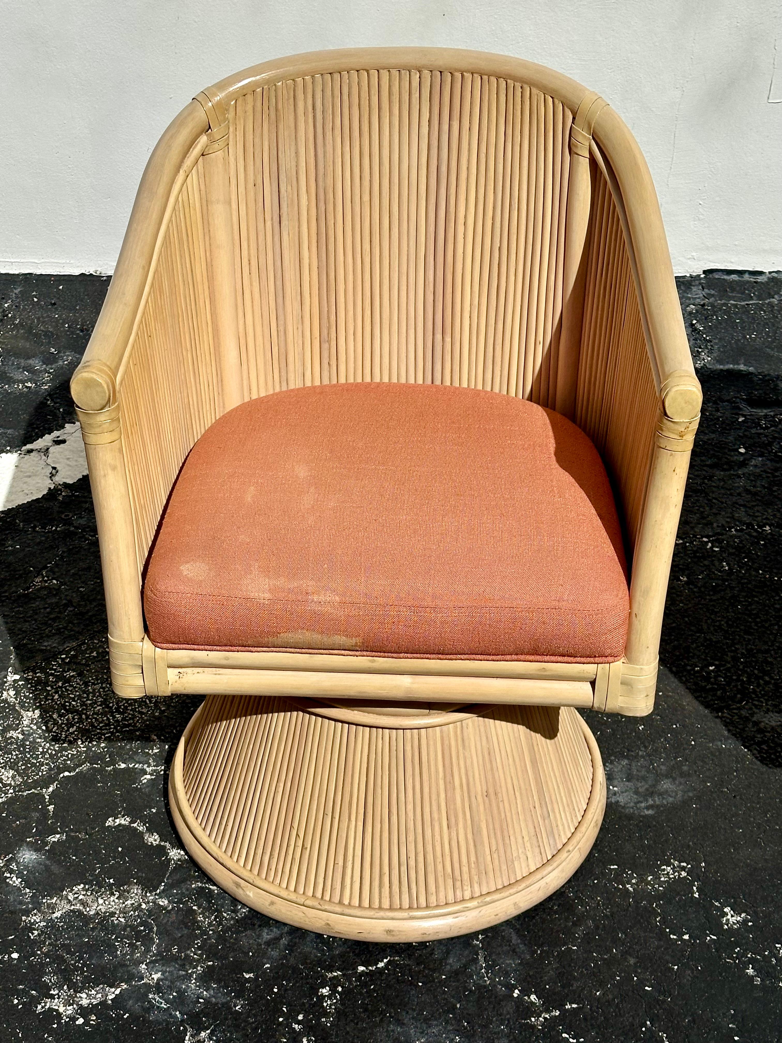Sedie a dondolo McGuire anni '80 in rattan impilate e girevoli, set da 5 in vendita 3