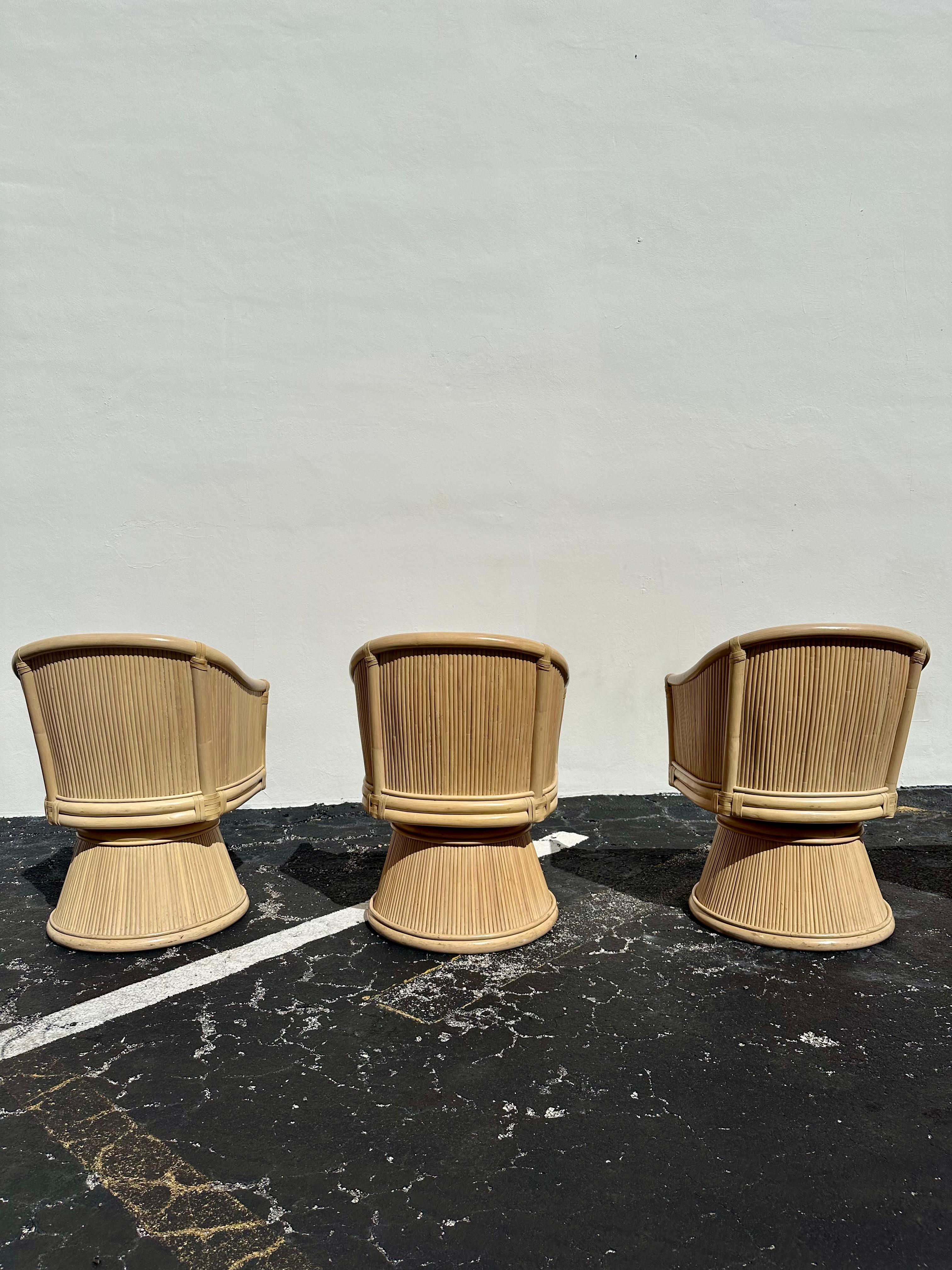 Sedie a dondolo McGuire anni '80 in rattan impilate e girevoli, set da 5 in vendita 4