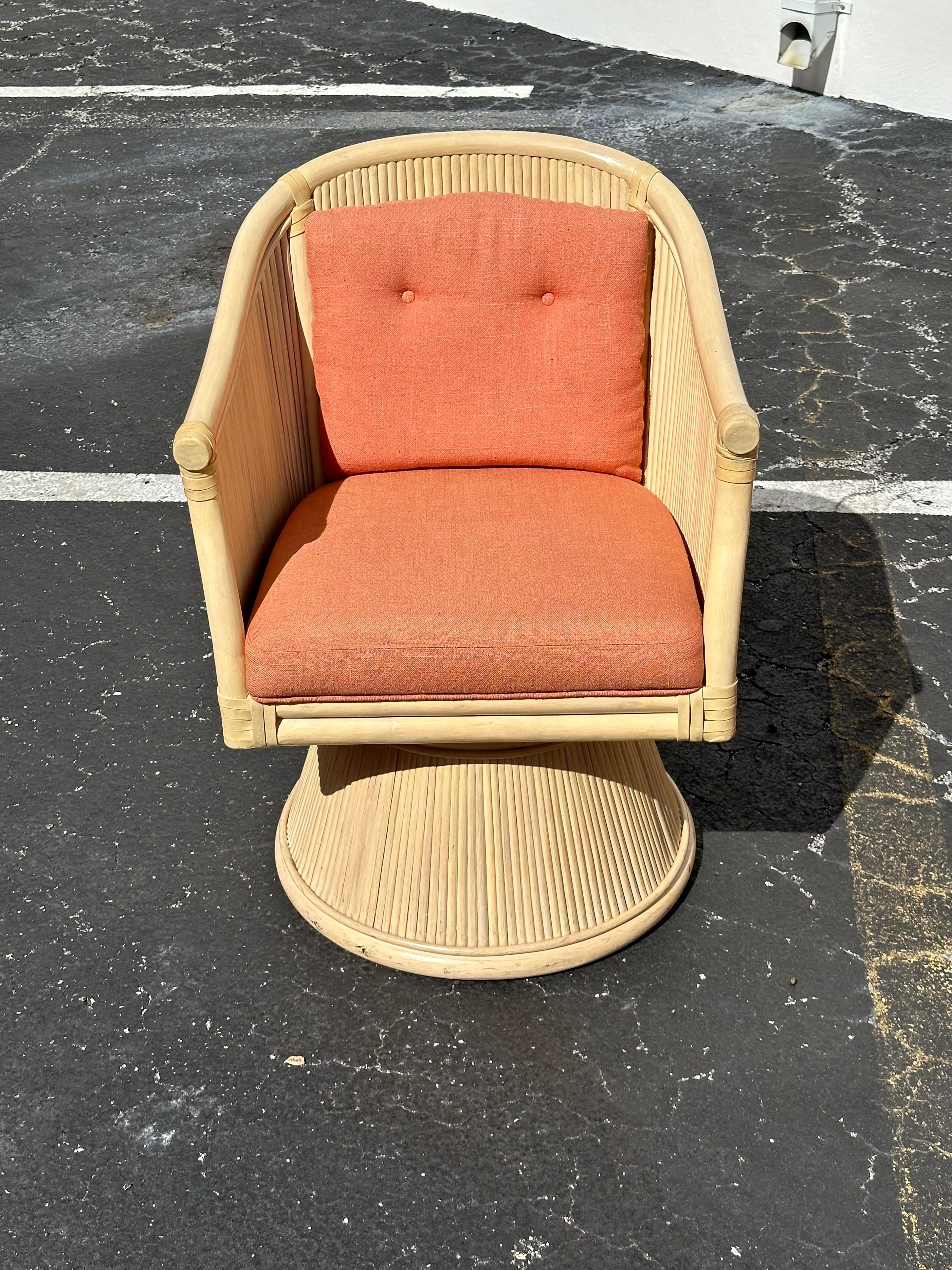 Sedie a dondolo McGuire anni '80 in rattan impilate e girevoli, set da 5 in vendita 9