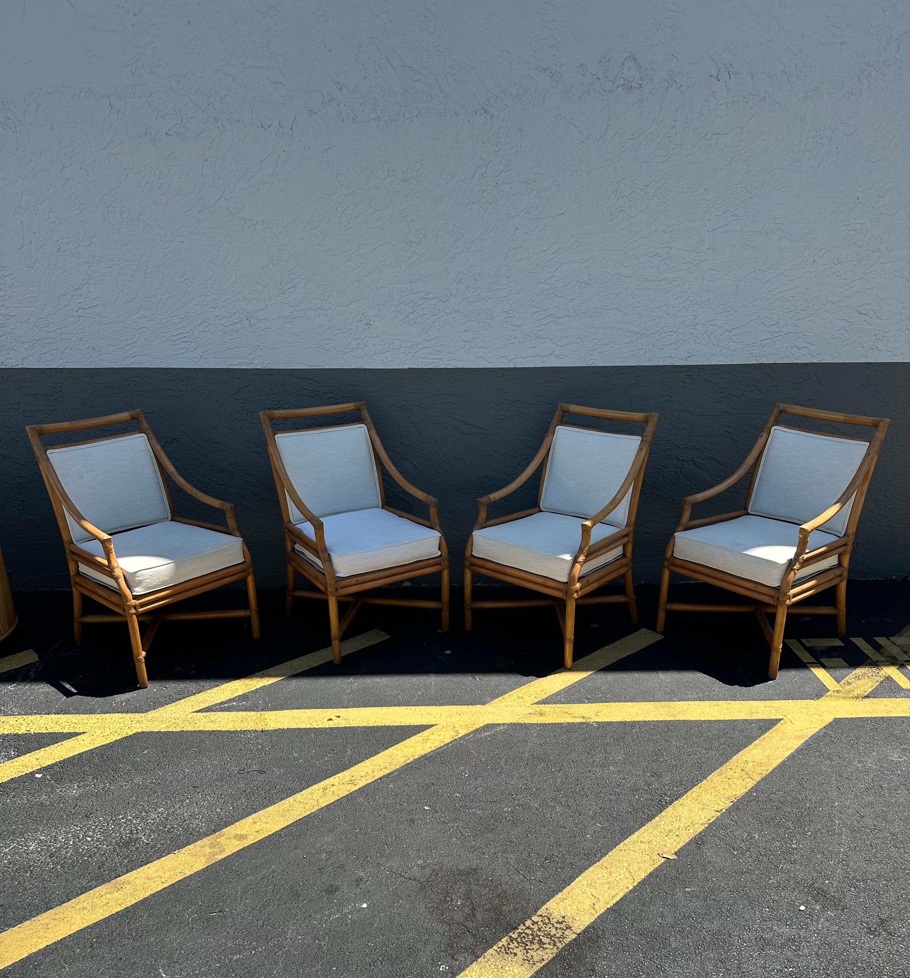 Dieses Mal ist einer der schönsten Stühle im Angebot, die man sich wünschen kann. Das Design ist durchgängig herausragend. Die ikonischen Stühle im Target-Back-Stil sind ein Statement, das auch extrem bequem ist und viel Persönlichkeit hat! Schauen