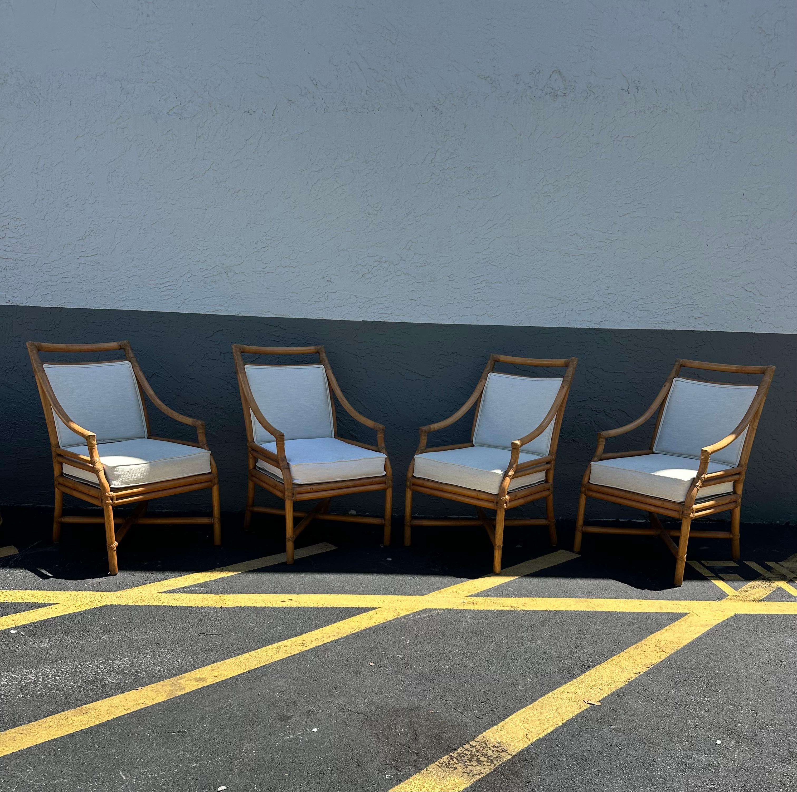 1980er Jahre McGuire Stil Target Back Stacked Rattan-Esszimmerstühle, 4er-Set (Böhmisch) im Angebot