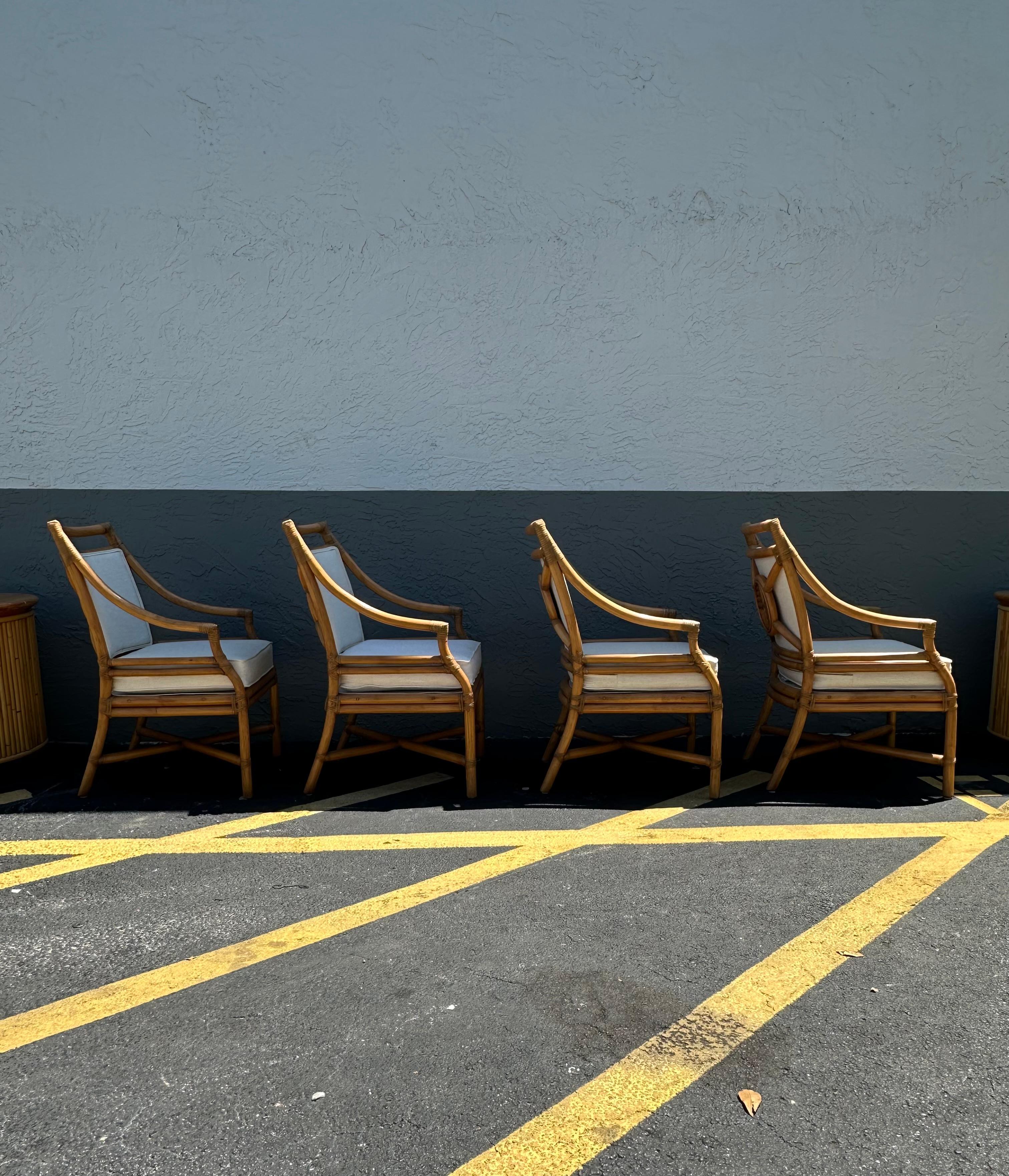 1980er Jahre McGuire Stil Target Back Stacked Rattan-Esszimmerstühle, 4er-Set (Ende des 20. Jahrhunderts) im Angebot