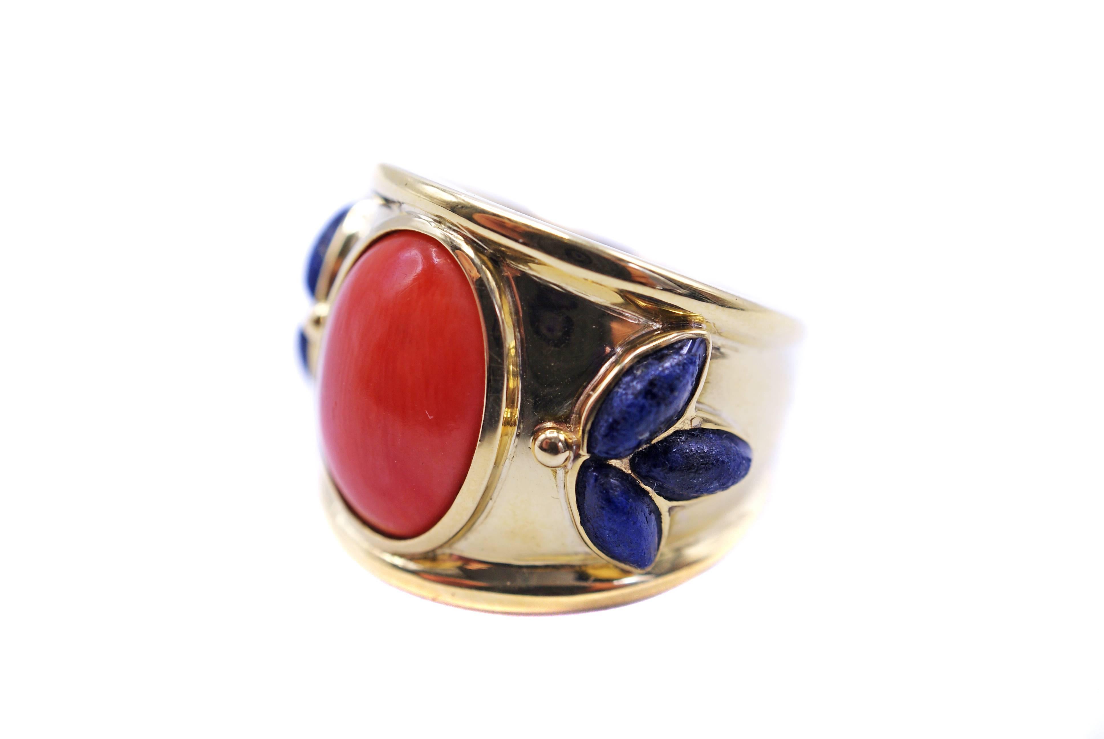 Cabochon 1980s Mediterranean Coral Lapis Lazuli 18 Karat Gold Band