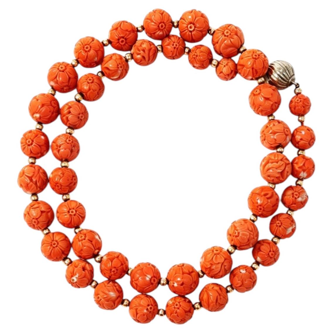 Collana di corallo mediterraneo degli anni '80 con perline intagliate a mano e accenti in oro 18 carati