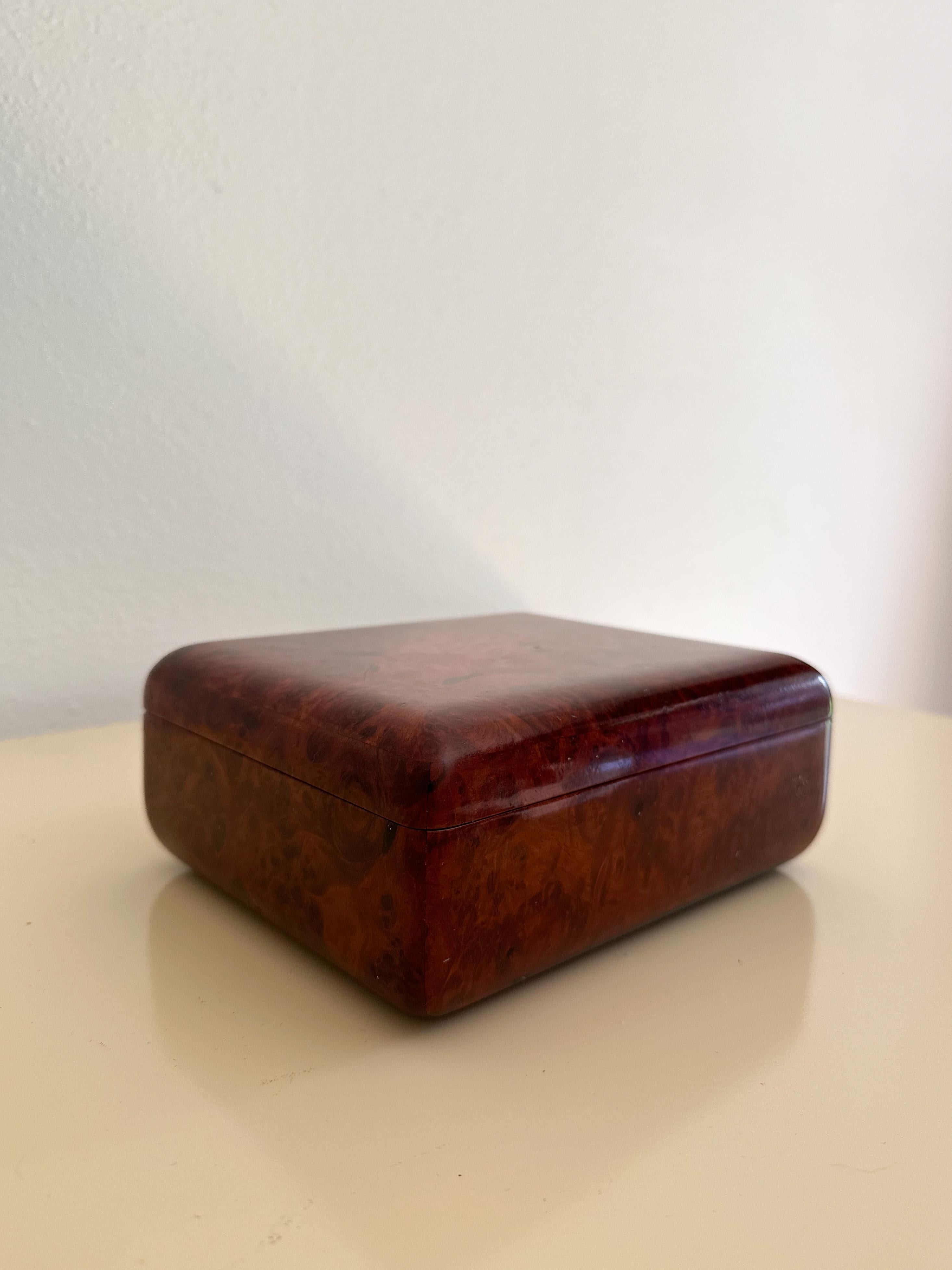 1980s Medium Lacquered Burlwood Jewelry Box In Good Condition For Sale In Houston, TX