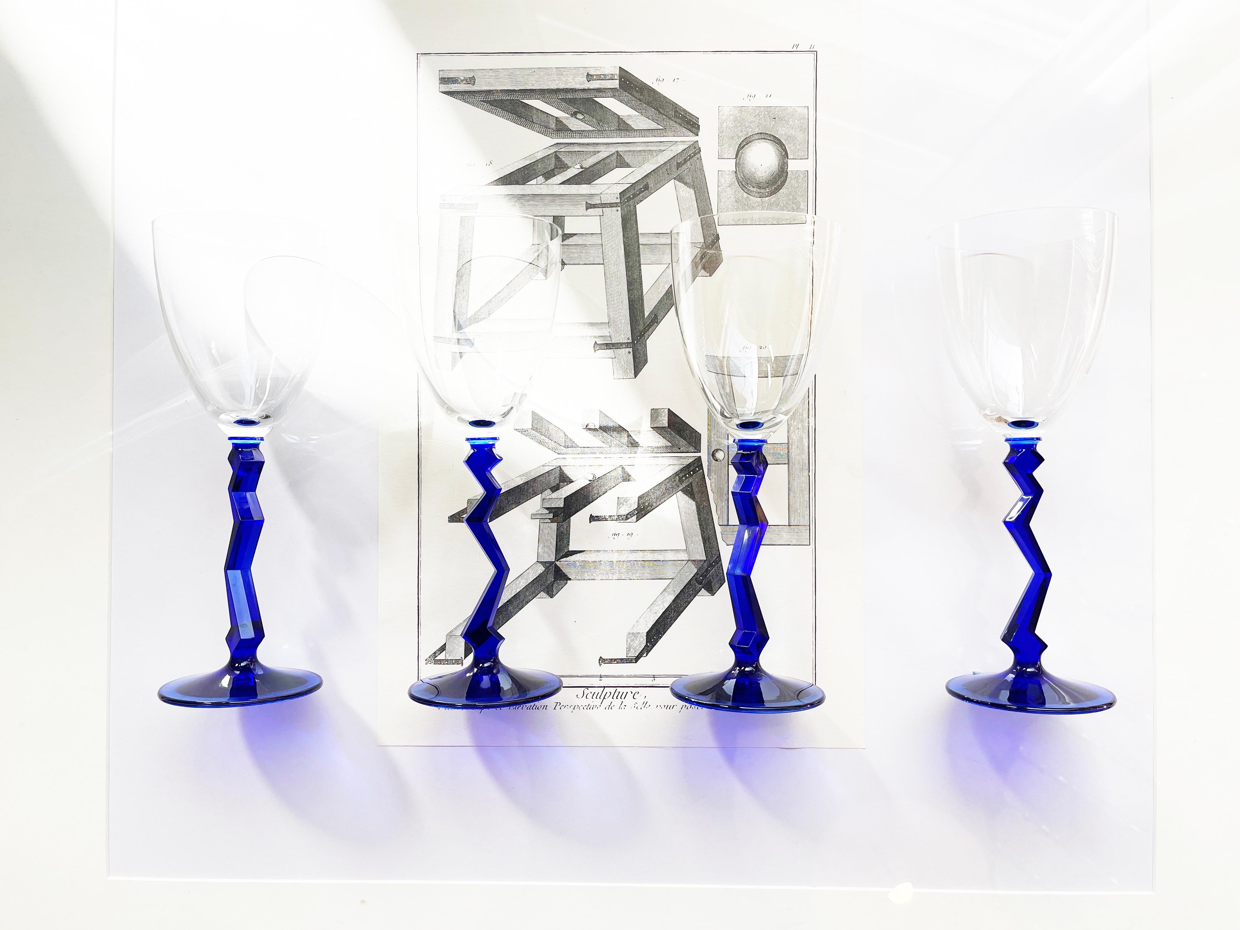 Ein echter deutscher Designklassiker von Schott Zwiesel, einem der bekanntesten deutschen Hersteller von 
schön gestaltetes Glas.
Diese Weingläser wurden von den Memphis Groups Designs inspiriert, die zeitlos und funky sind.
Die 4 Gläser sind mit