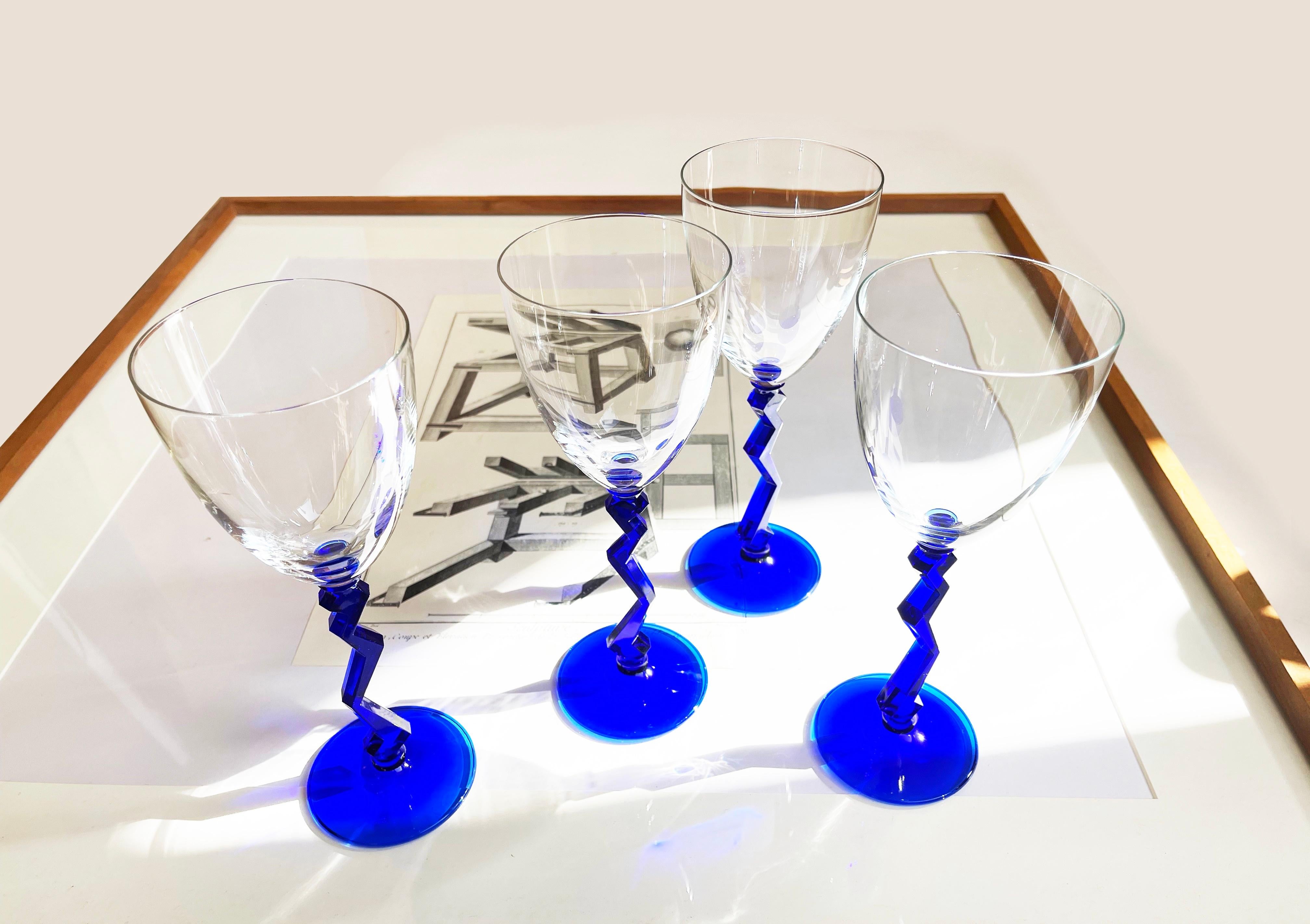 Set von 4 Memphis-Blauen Zickzack-Weingläsern mit Zickzack, 1980er Jahre, von Schott, Deutschland (Postmoderne) im Angebot