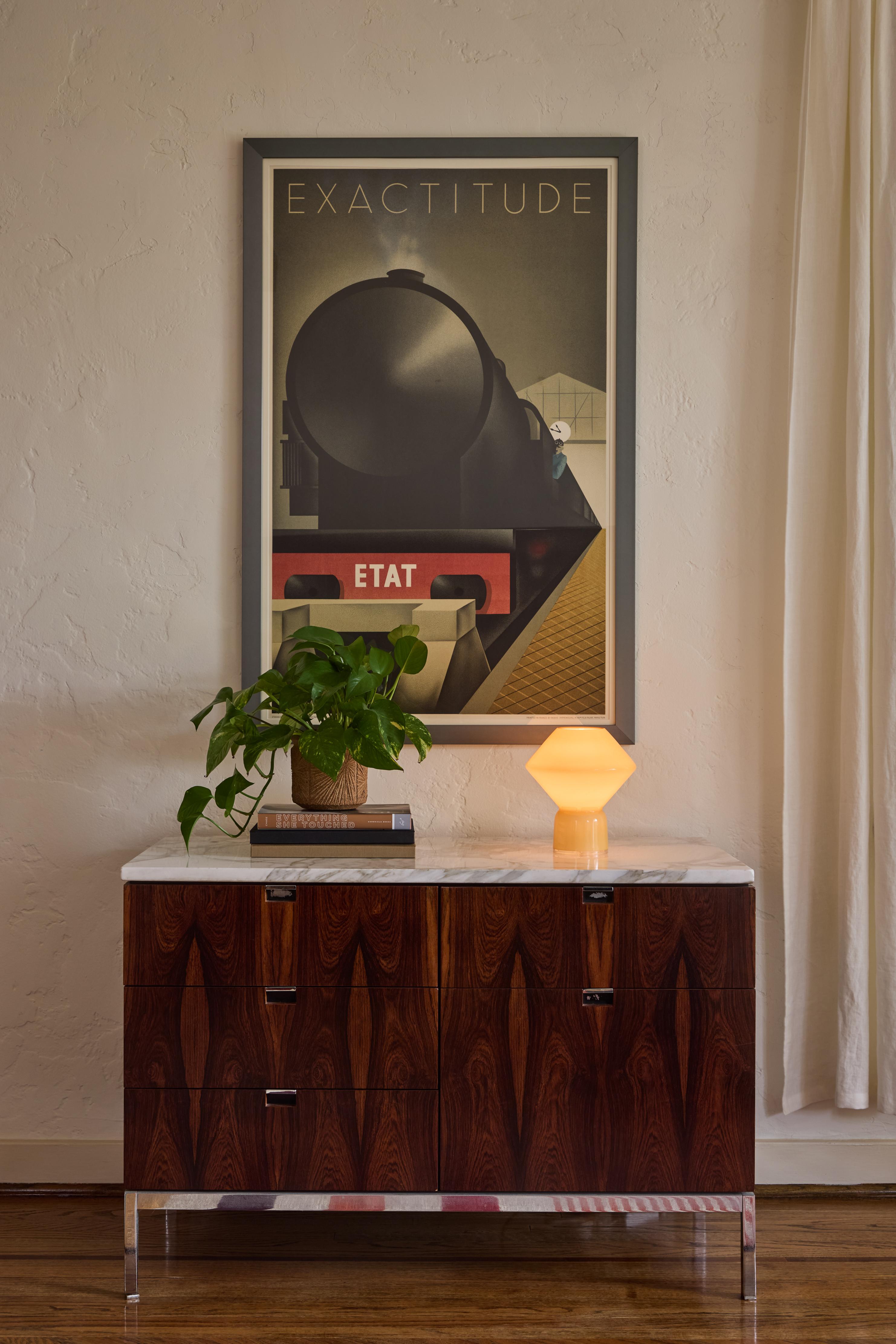 Lampe de table en verre jaune pâle 'Conica' de style Memphis des années 1980 pour Artemide. Conçu par Alessandro Mendini. Fabriquée à la main en verre de Murano jaune pâle, cette petite lampe est fortement associée au style Memphis des années 1980