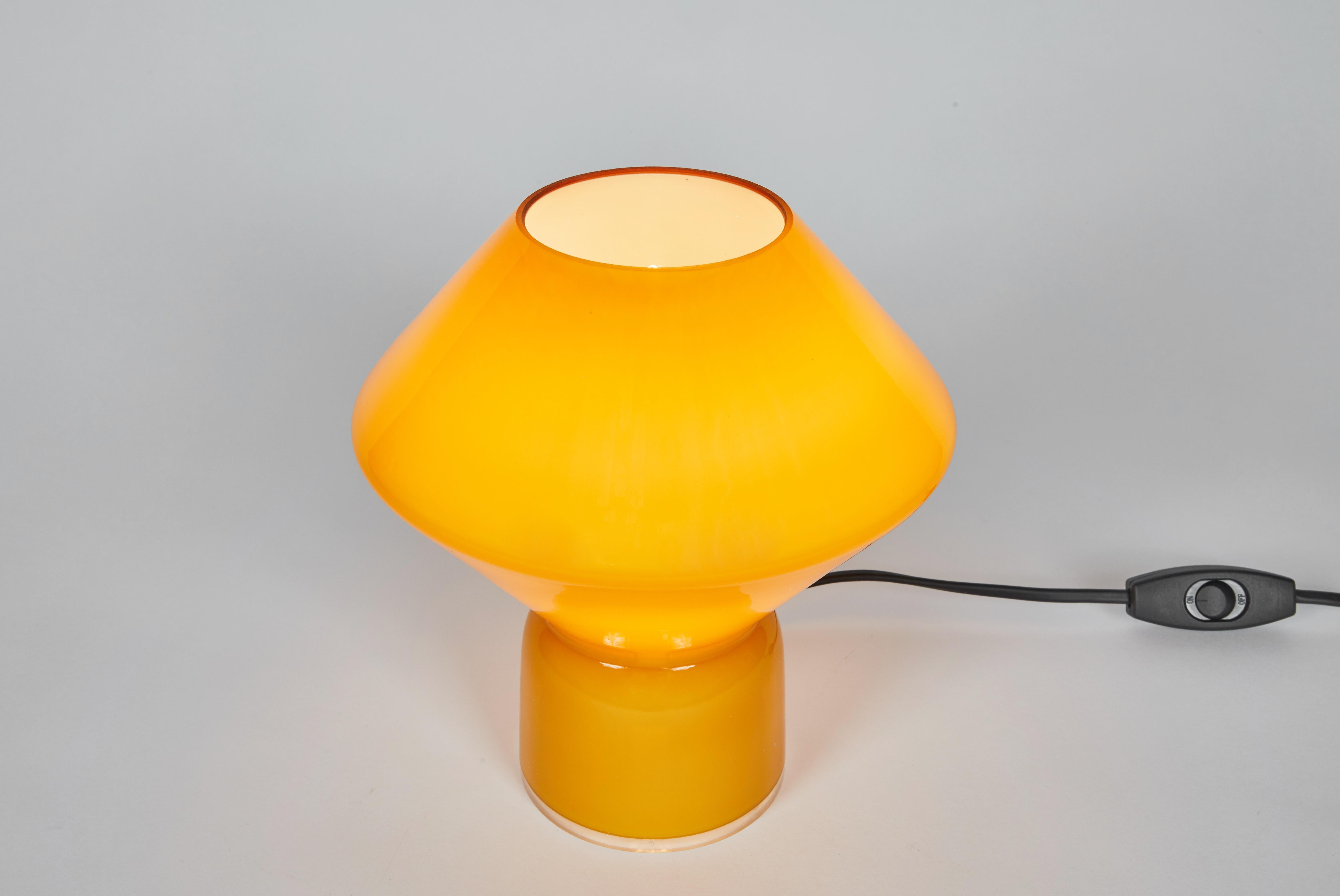 1980er Jahre Memphis Style 'Conica' Hellgelbe Glastischlampe für Artemide. Entworfen von Alessandro Mendini. Diese handgefertigte Lampe aus hellgelbem Murano-Glas ist eng mit dem Memphis-Stil der 1980er Jahre verbunden, der für Artemides heute